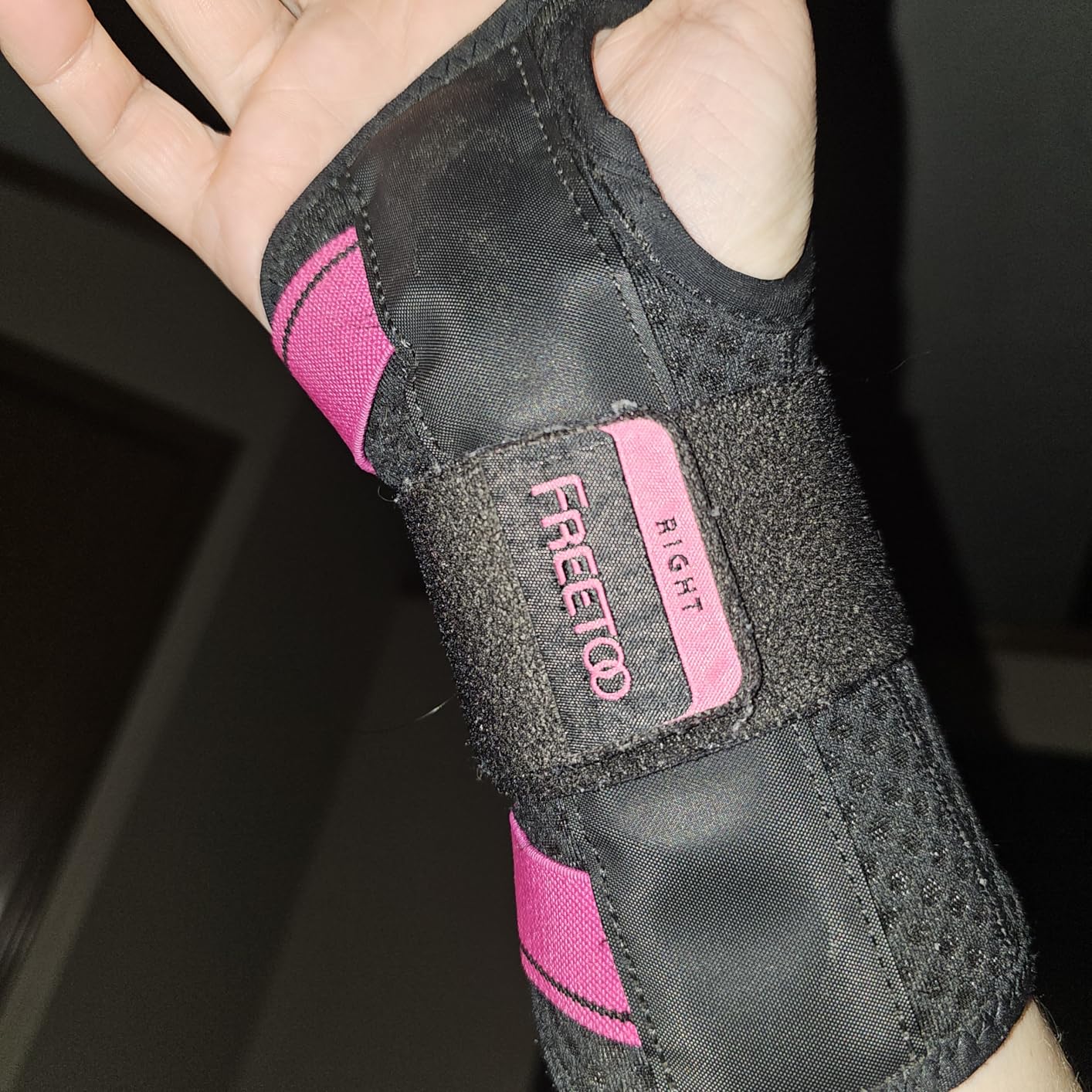 FREETOO Carpal Tunnel Wrist Brace Night Support Fit Right Hand for Work, Pain Relief Wrist Splint for Tendonitis, Arthritis, Sprain, Fit Women and Men, Wrist Immobilizer for Sleeping (S/M, Black/Grey) customer photo 1