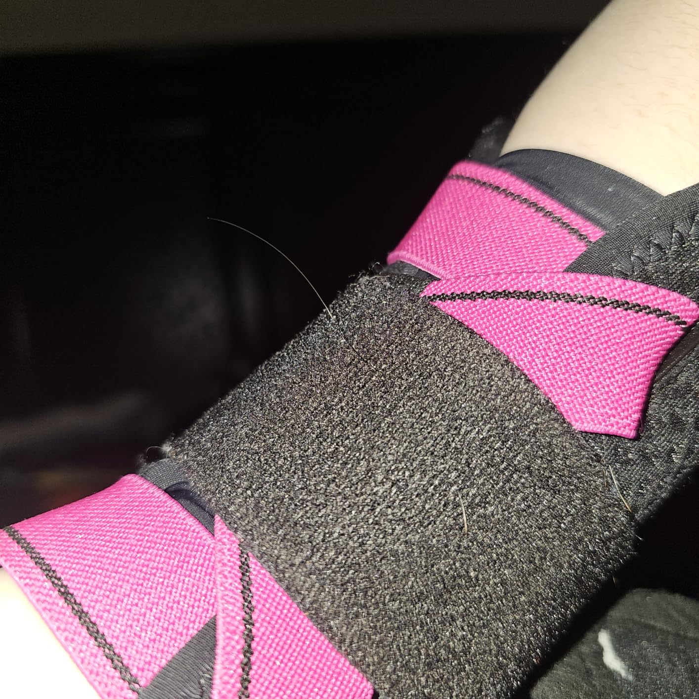FREETOO Carpal Tunnel Wrist Brace Night Support Fit Right Hand for Work, Pain Relief Wrist Splint for Tendonitis, Arthritis, Sprain, Fit Women and Men, Wrist Immobilizer for Sleeping (S/M, Black/Grey) customer photo 2