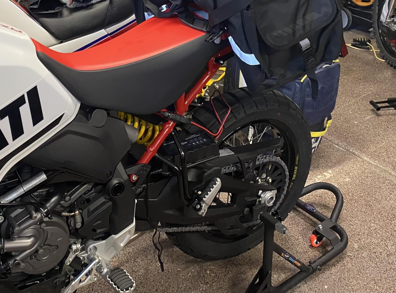 Grand Pitstop Universal Adjustable Rear Paddock Stand for Motorcycle with Swingarm Rest 360 Dismantable, Motorcycle Weight Up to 500 lbs/ 226 Kgs customer photo 2