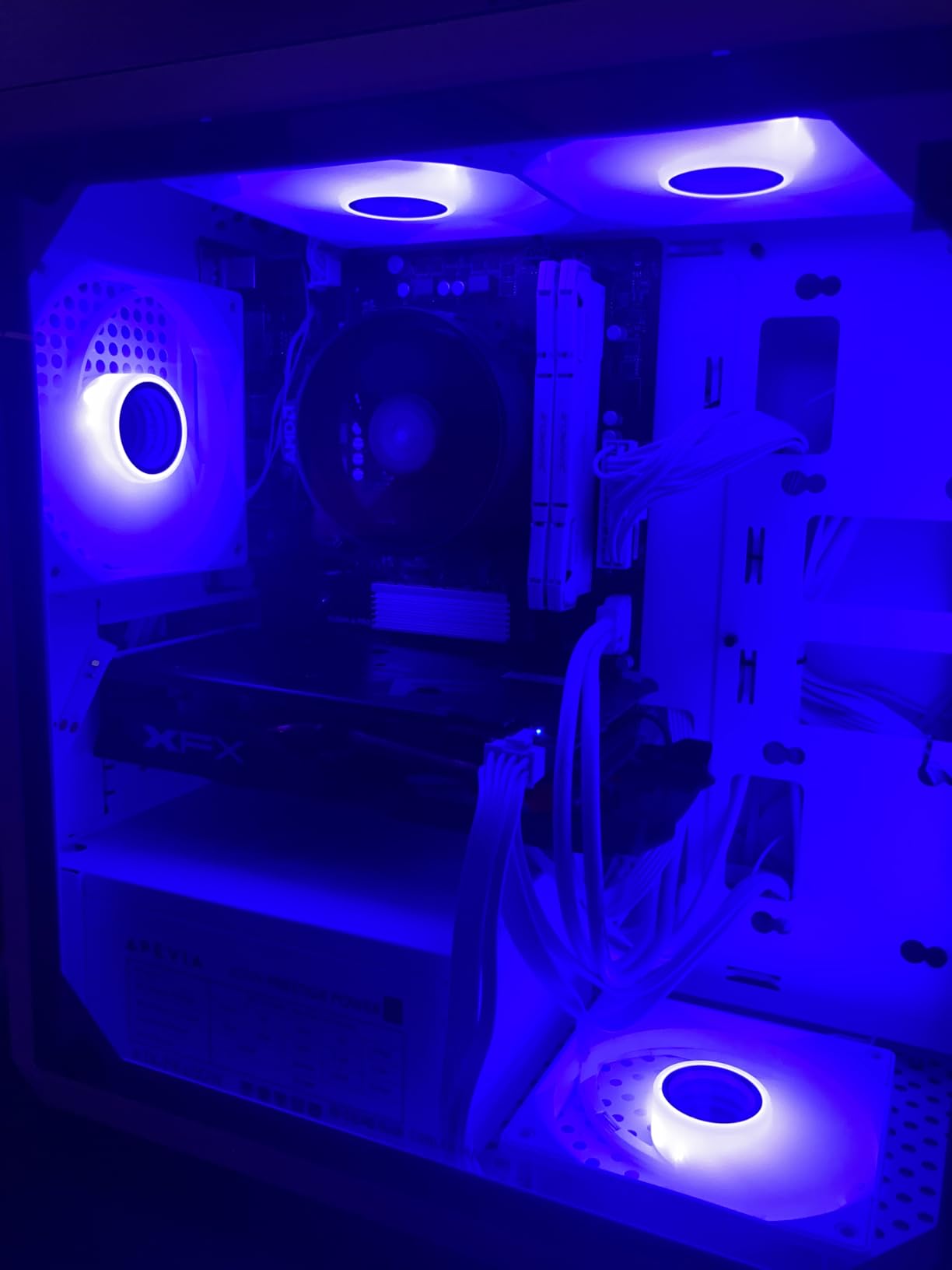 Delta EH10 Fan Hub for Computer Case,Support 10 Ports 5V-3PIN ARGB / 12V 4PIN PWM, Smart Circuit Protection Controller, Magnetic Mount, SATA Powered(12V 4-pin RGB Fans not Supported) customer photo 1