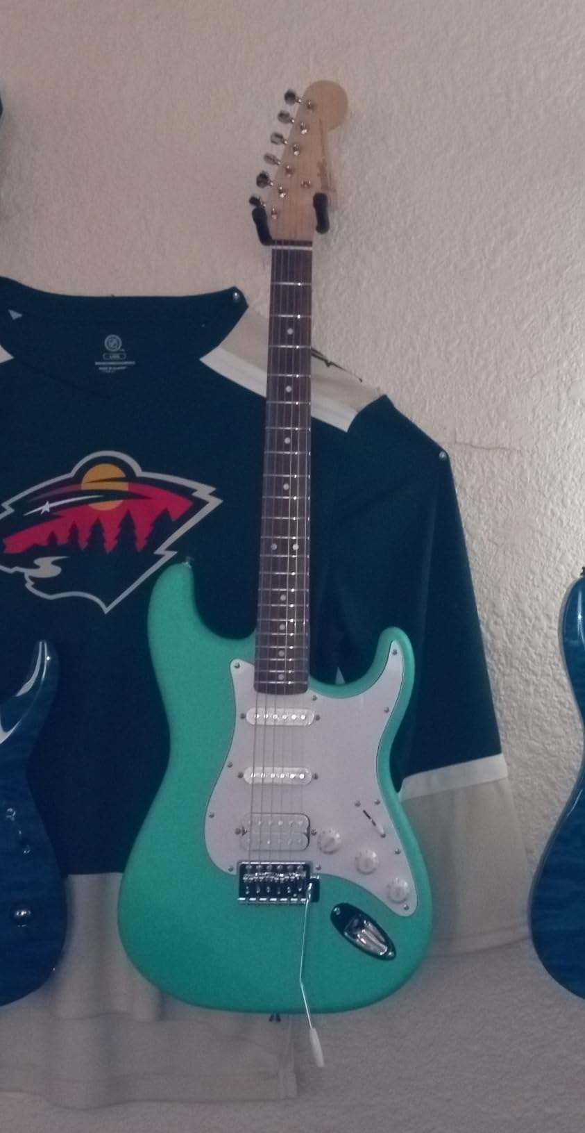Squier Debut Series Stratocaster HT HSS Electric Guitar, Beginner Guitar, 2-Year Warranty, Includes Free Lessons, 2-Color Sunburst with Satin Urethane Finish customer photo 1
