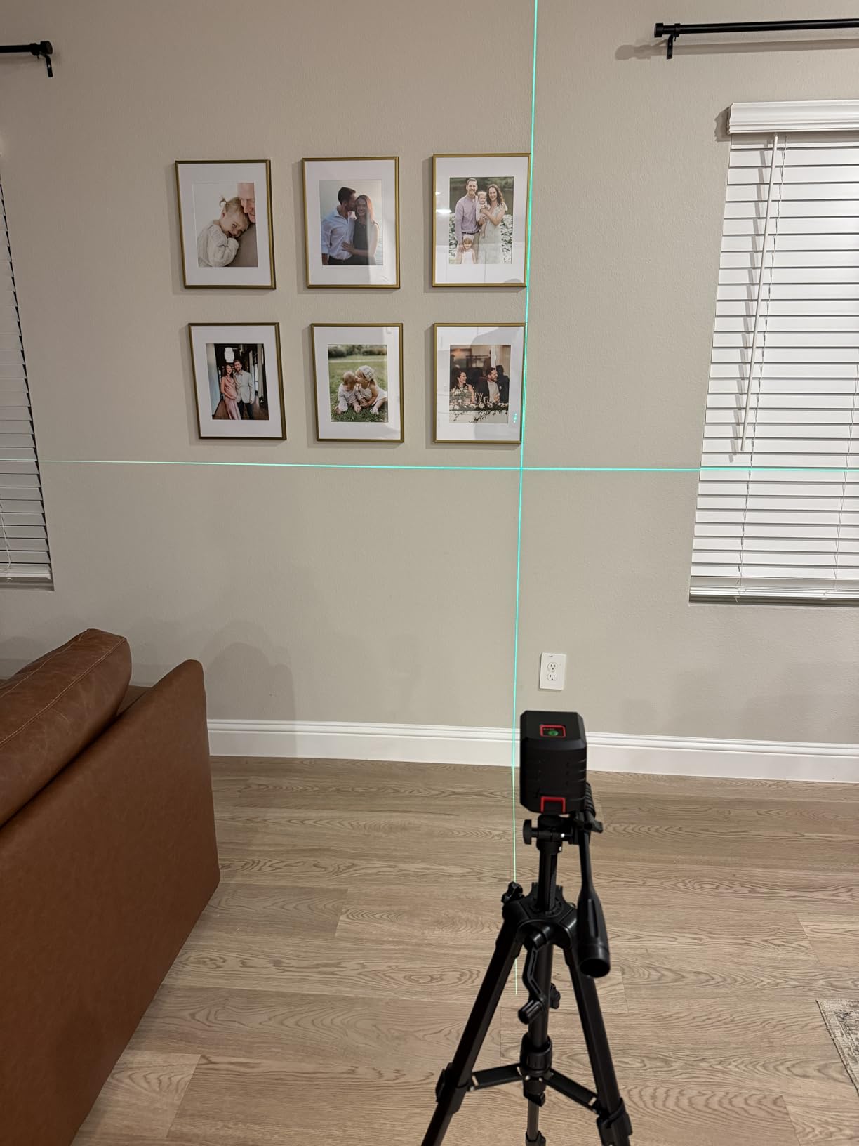 Self Leveling Laser Level 100ft, Green Cross Line with Tripod, 4 Brightness Modes & Pulse Function, Manual & Self-Leveling Modes, IP54 Waterproof for Picture Hanging, Tile, DIY Construction customer photo 2