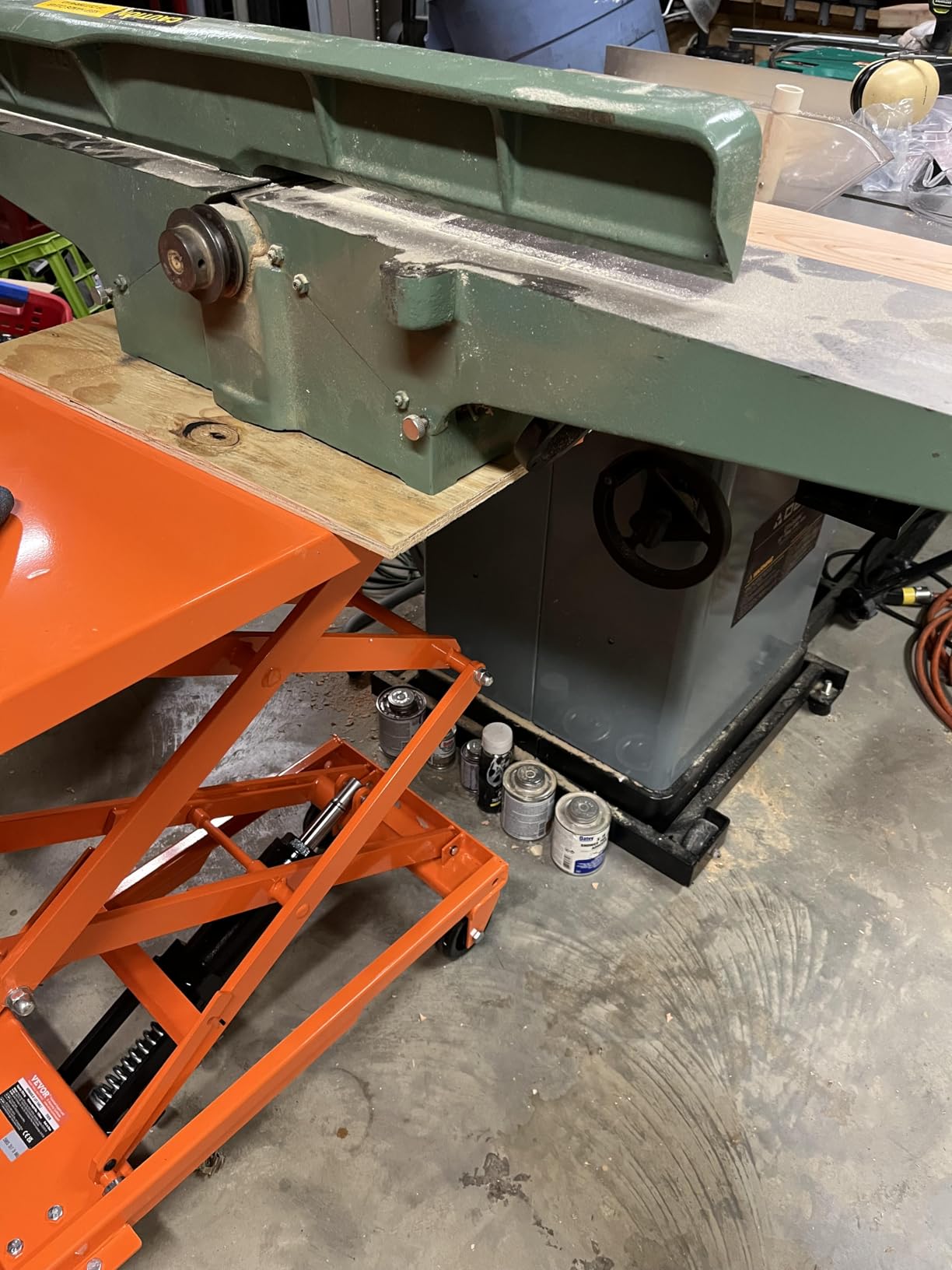 VEVOR Electric Lift Table, 330 lbs Capacity Single Scissor Lift Table, 8-28 in Height Adjustable Lifting Platform, Coffee Table Lift with 4 Wheels, for Material Handling and Transportation, Black customer photo 1