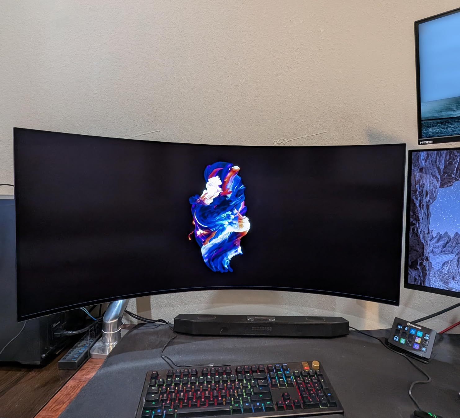 LG 39GX90SA-W 39-inch UltraGear WQHD (3440 x 1440) OLED Curved Gaming Monitor 240Hz, 1ms, NVIDIA G-Sync Compatible, AMD FreeSync Premium, VESA DisplayHDR True Black 400, webOS, USB Type-C customer photo 2