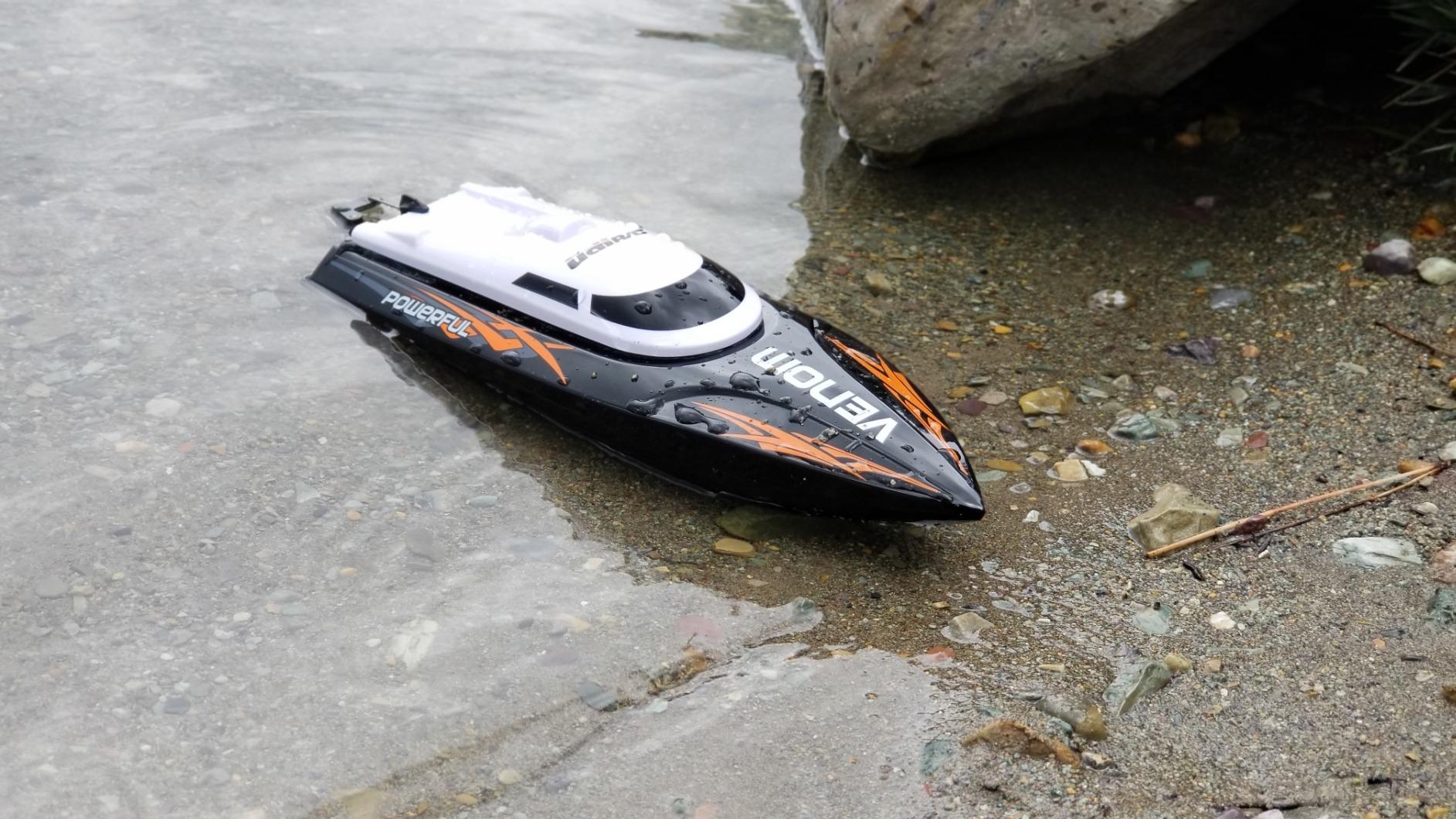 Cheerwing Skater RC Boat, Self-Righting Remote Control Boat 25km/h High Speed Racing Boats Toys for Pools & Lakes, 2 Batteries customer photo 1