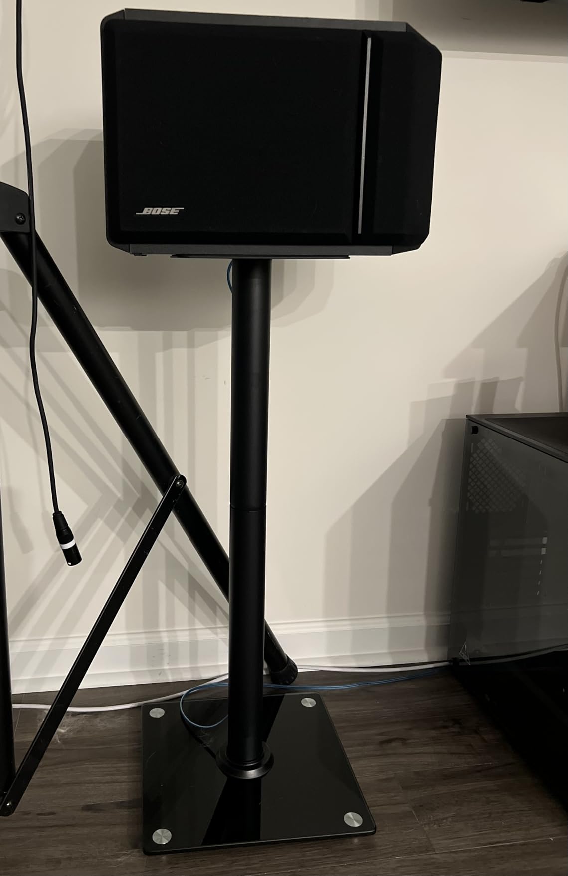 Speaker Stands Pair for Surround Sound,55 LBS Capacity,30.1 inch Floor Bookshlef Speaker Stands,Cable Management,Large Base,1 Pair,Black customer photo 1