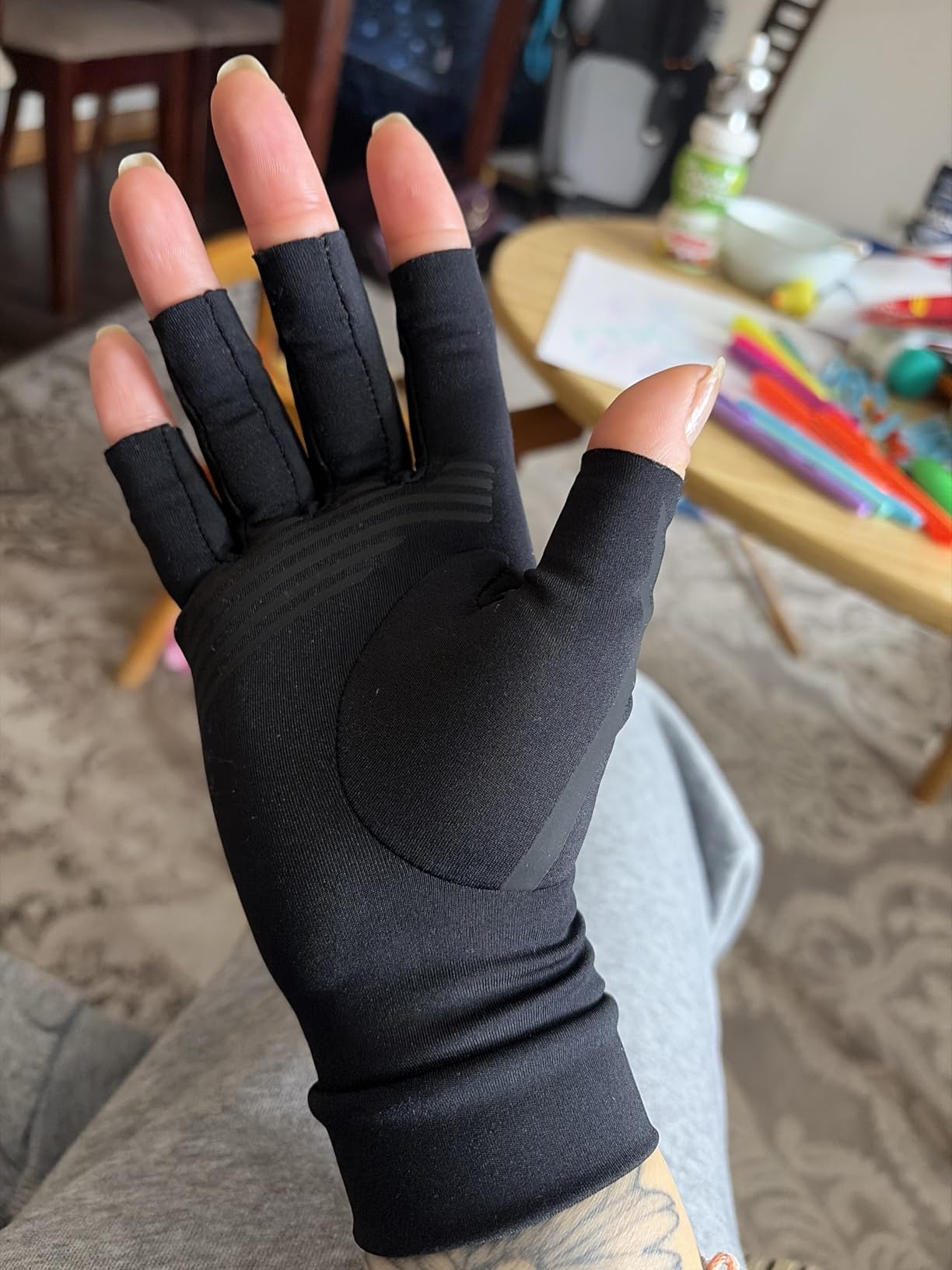FREETOO All-Around Compression Arthritis Gloves for Women for Pain, Carpal Tunnel Relief Gloves for Men, Hand Compression Gloves for Crocheting, Rheumatoid Arthritis. Fit Palm 7.3'-8.3' Black M customer photo 2