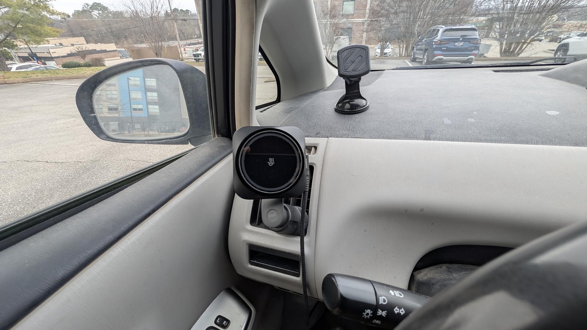 ESR OmniLock Qi2.2 Certified 25W MagSafe Car Mount Charger with CryoBoost, Phone Cooling MagSafe Car Charger, 360° Rotatable, Air Vent Magnetic Car Phone Holder for iPhone 17/16 with iOS 26, S26 Ultra customer photo 2