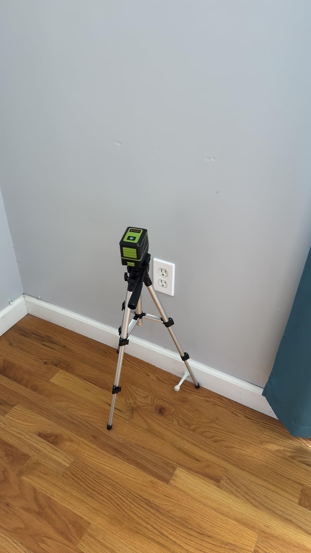Laser Level with Tripod, 100 feet Green Cross Line Self Rotary Leveling Laser Level, Vertical and Horizontal Line, Rotatable 360 Degree, Manual Self Leveling and Pulse Mode, IP54 Waterproof customer photo 2