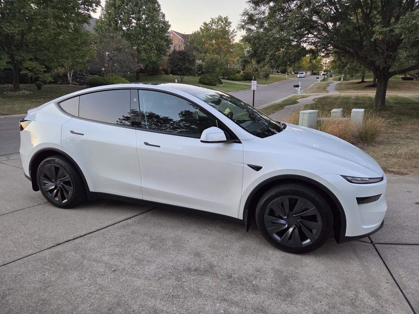 19 Inch Helix Style Wheel Covers Fits for Tesla Model Y Juniper 2025-2026, Upgrade Crossflow Hubcaps to 20'' Look, Rim Cover Replacement, Fits OEM 19'' Wheels - 4 Pack (Stealth Grey) customer photo 1