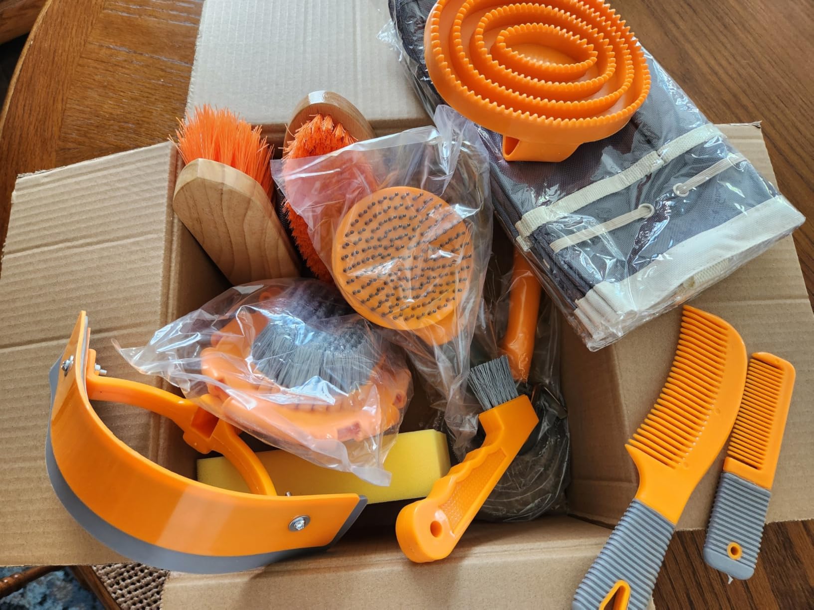 Horse Grooming Kit, Grooming Supplies Includes Horse Brushes and Handbag, Brush Set, Curry Comb, Hoof Pick, Sweat Scraper, Sponge Etc., Suitable Gifts for Riding Enthusiasts Lovers customer photo 2