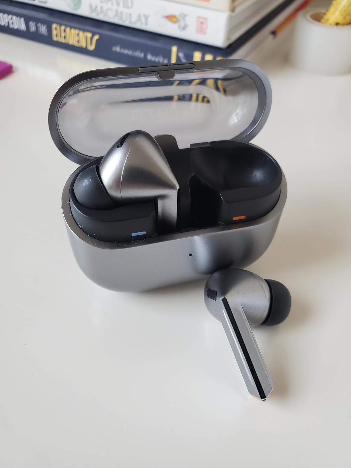 SAMSUNG Galaxy Buds 3 FE (2025) True Wireless Bluetooth Earbuds, Active Noise Cancellation, Powerful Sound, Clear Calls, Long Lasting Battery, Hands Free AI, Black [US Version, 2 Year Warranty] customer photo 2