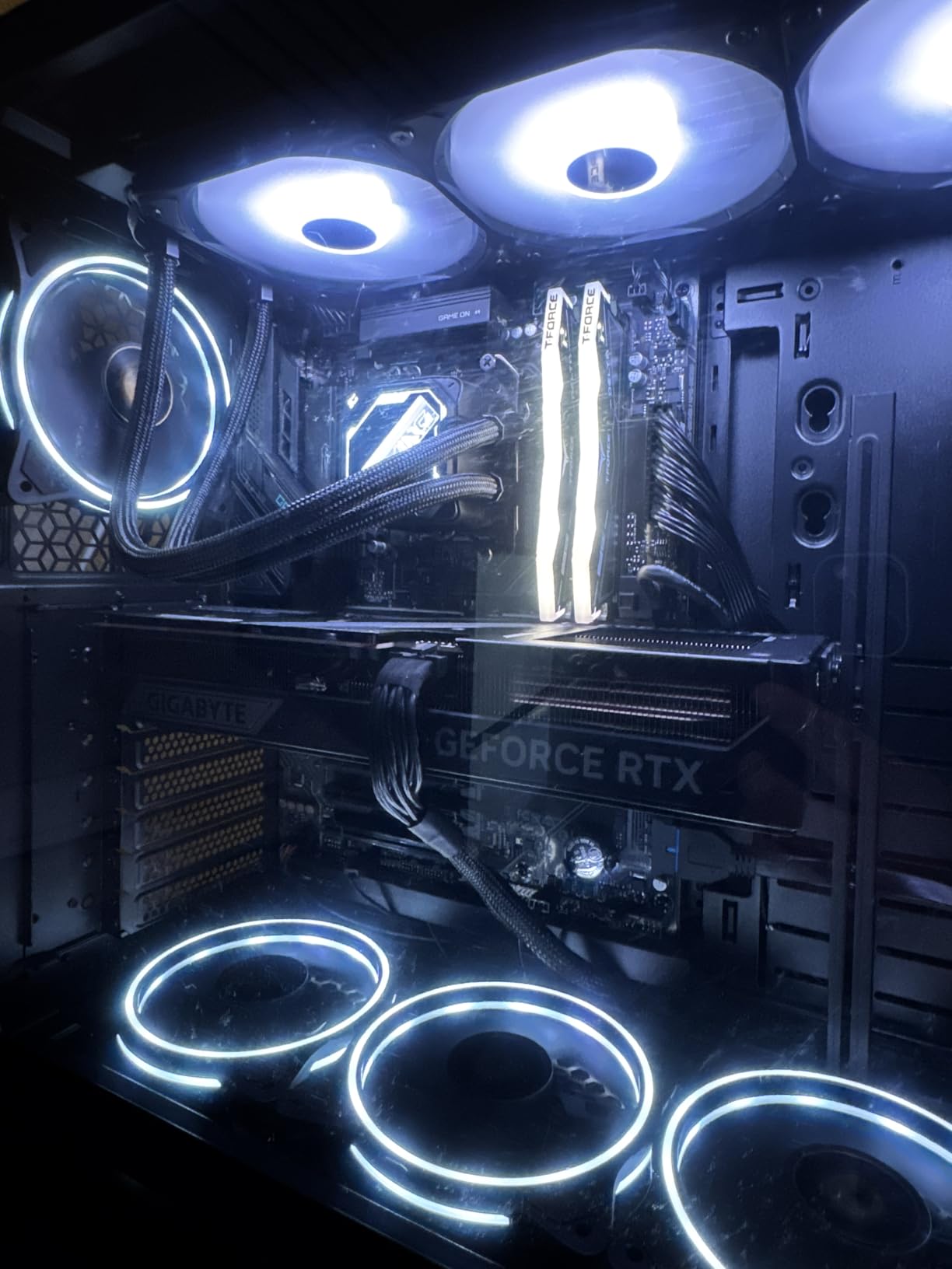 GIGABYTE AORUS Gaming Desktop PC, AMD Ryzen 7 9700X, RTX 5070 Ti, 32GB DDR5, 2TB SSD, Windows 11, AORUS Prime 5 AP5A7N7T-5000 customer photo 2
