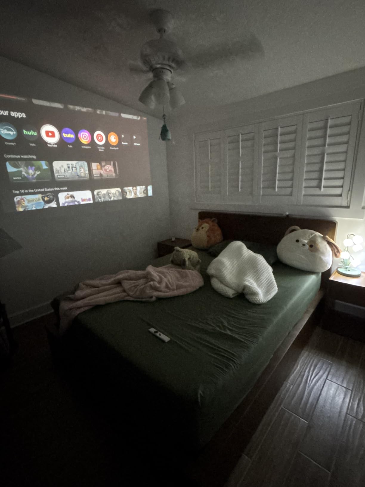 Vibe One Battery Powered 1080P Smart Portable Projector, Google TV with Licensed Netflix, Sound by JBL, Built-in Battery, Auto Focus Auto Keystone, HD Outdoor Movie Projector for Home (Ash) customer photo 2