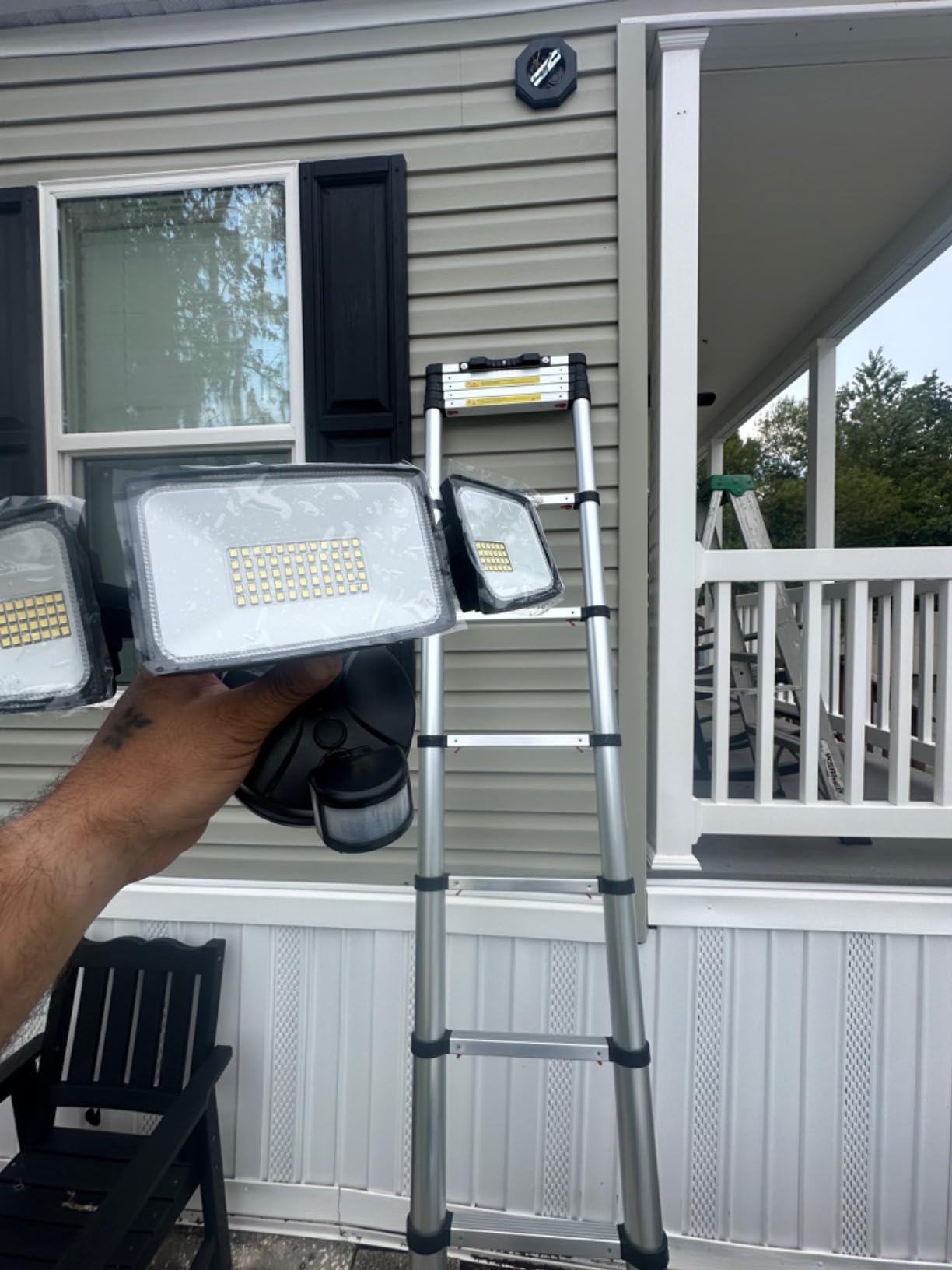 VEVOR 12.5ft Telescoping Ladder, Aluminum Lightweight Multi-Purpose Collapsible Extension, One-Touch Retraction Ladders, Heavy Duty 330LBS Max Capacity with Non-Slip Feet, for Home, Outdoor Work, Loft customer photo 2