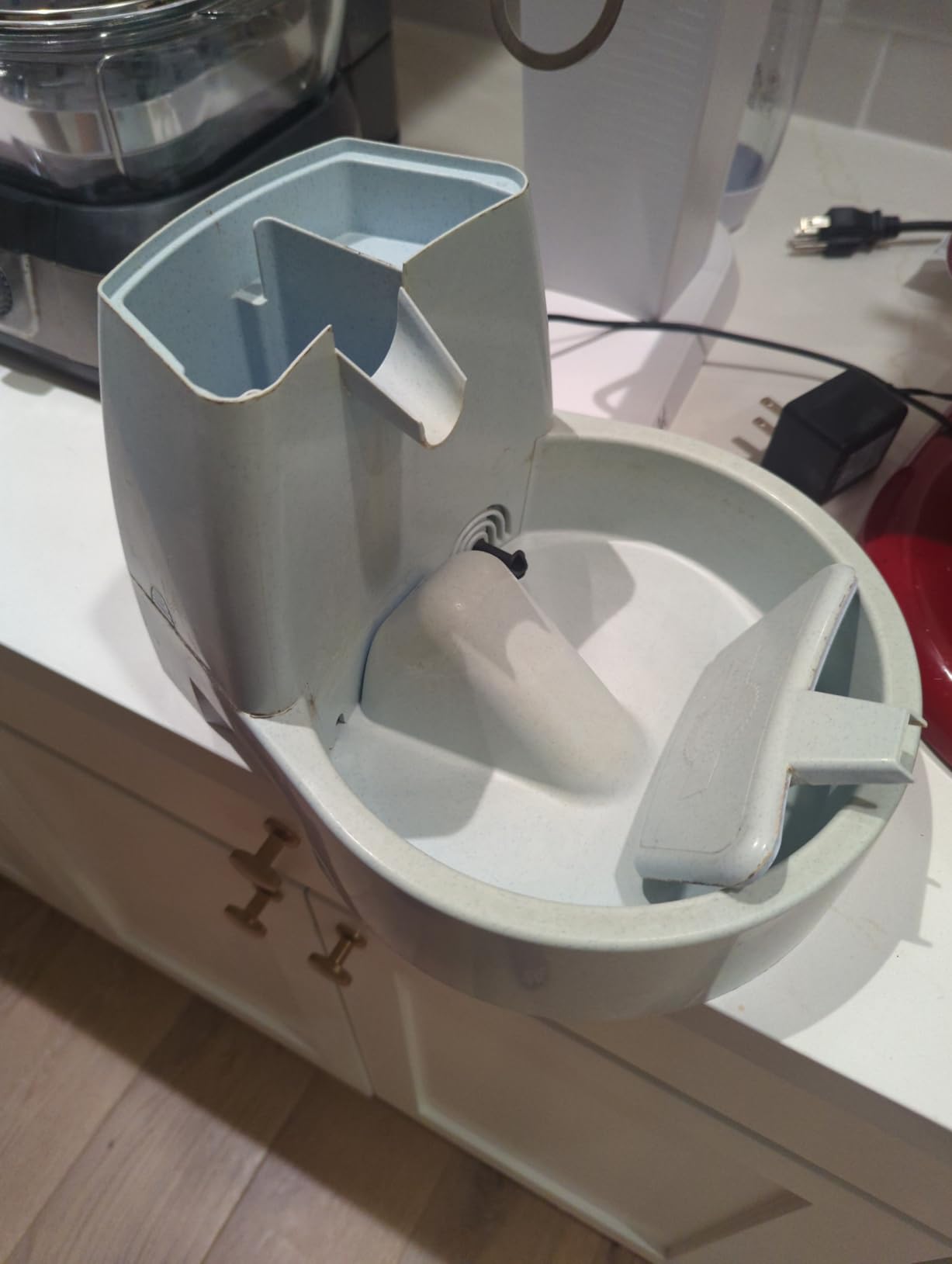 FEELNEEDY Stainless Steel Cat Water Fountain, 99oz/2.8L Auto Pet Drinking Fountain with 20dB Ultra-Quiet Pump- Ideal for Timid Pets, LED Water Level Window, Dishwasher Safe, 24/7 Circulating Flow customer photo 2