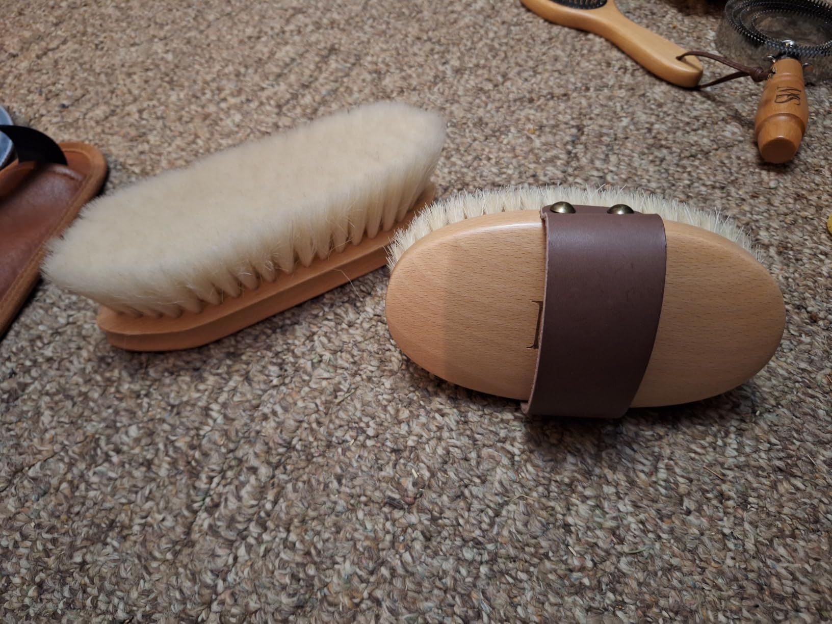 Premium Horse Grooming Kit (8 Pieces) - Professional Equine Care Set with Beechwood Brushes, Natural Bristles, and Handcrafted Leather Bag - Luxury Gift for Horse Riders and Owners customer photo 1