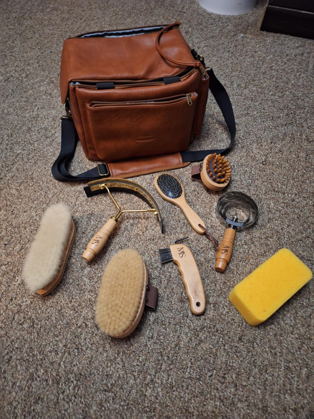 Premium Horse Grooming Kit (8 Pieces) - Professional Equine Care Set with Beechwood Brushes, Natural Bristles, and Handcrafted Leather Bag - Luxury Gift for Horse Riders and Owners customer photo 2