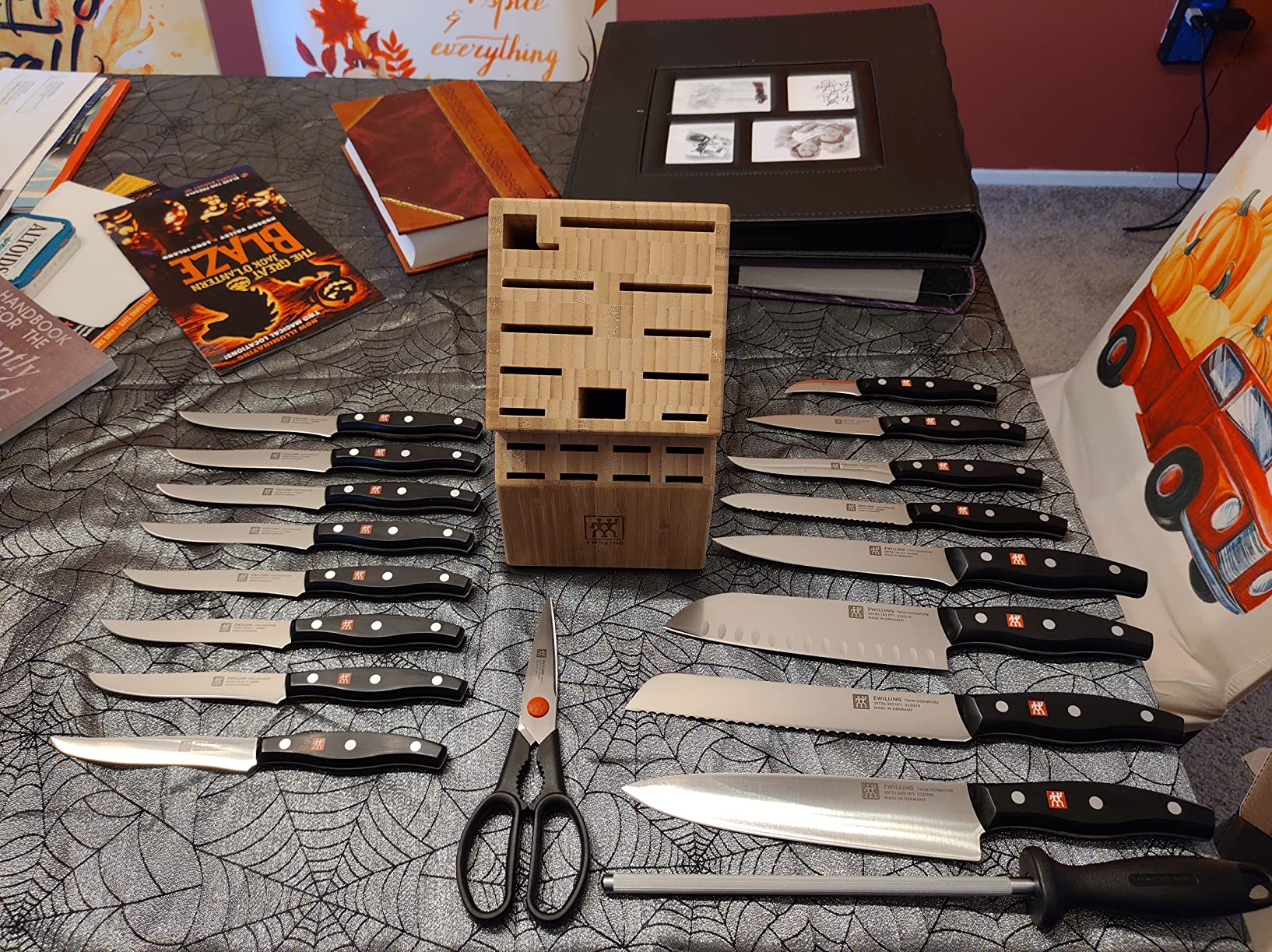 ZWILLING Twin Signature 7-Piece German Knife Set with Block, Razor-Sharp, Made in Company-Owned German Factory with Special Formula Steel perfected for almost 300 Years, Dishwasher Safe customer photo 1