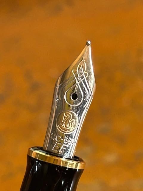 Pelikan Souverän M600 Fountain Pen, Fine Nib, Black/Green customer photo 1