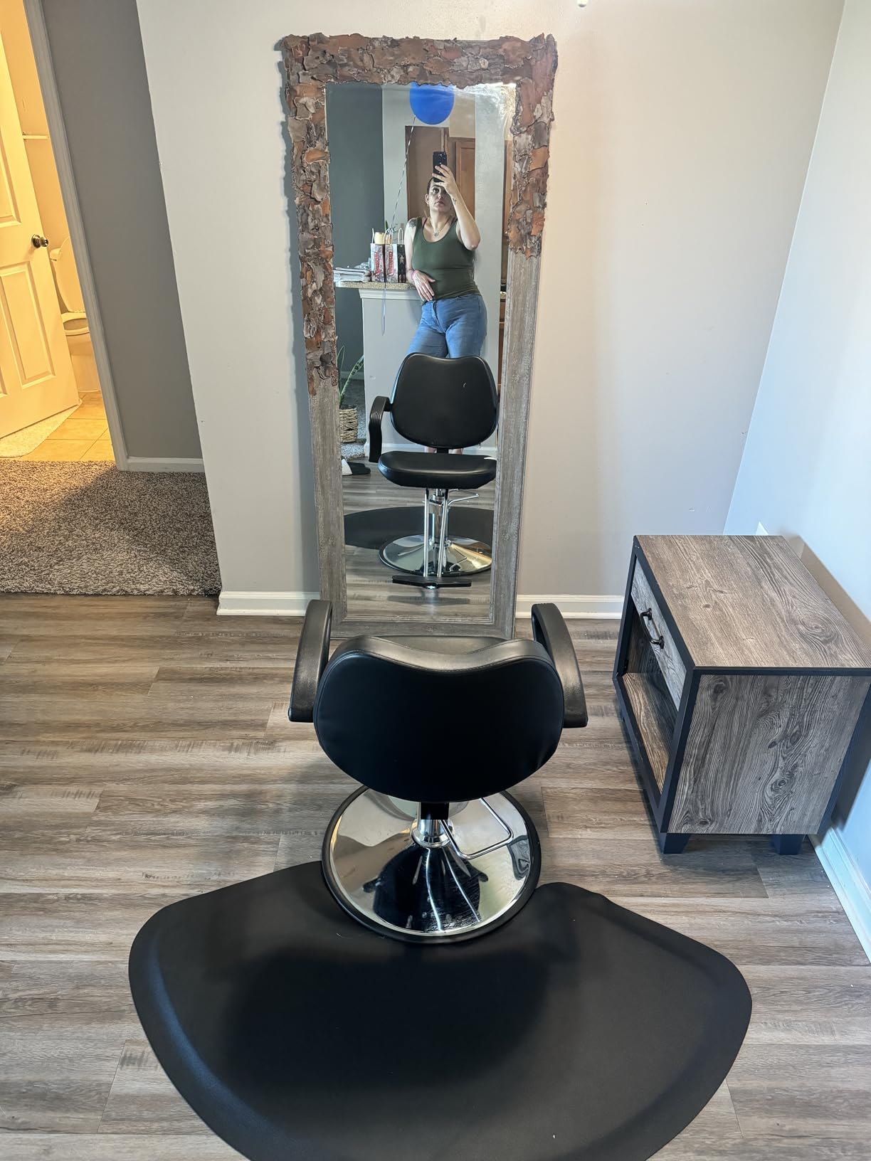 BestMassage Barber Chair Hydraulic Styling Chair PU Leather Adjustable Height Footrest Anti-Slip Chrome Base Heavy-Duty Steel Frame Black for Hair Stylists & Home Use customer photo 1