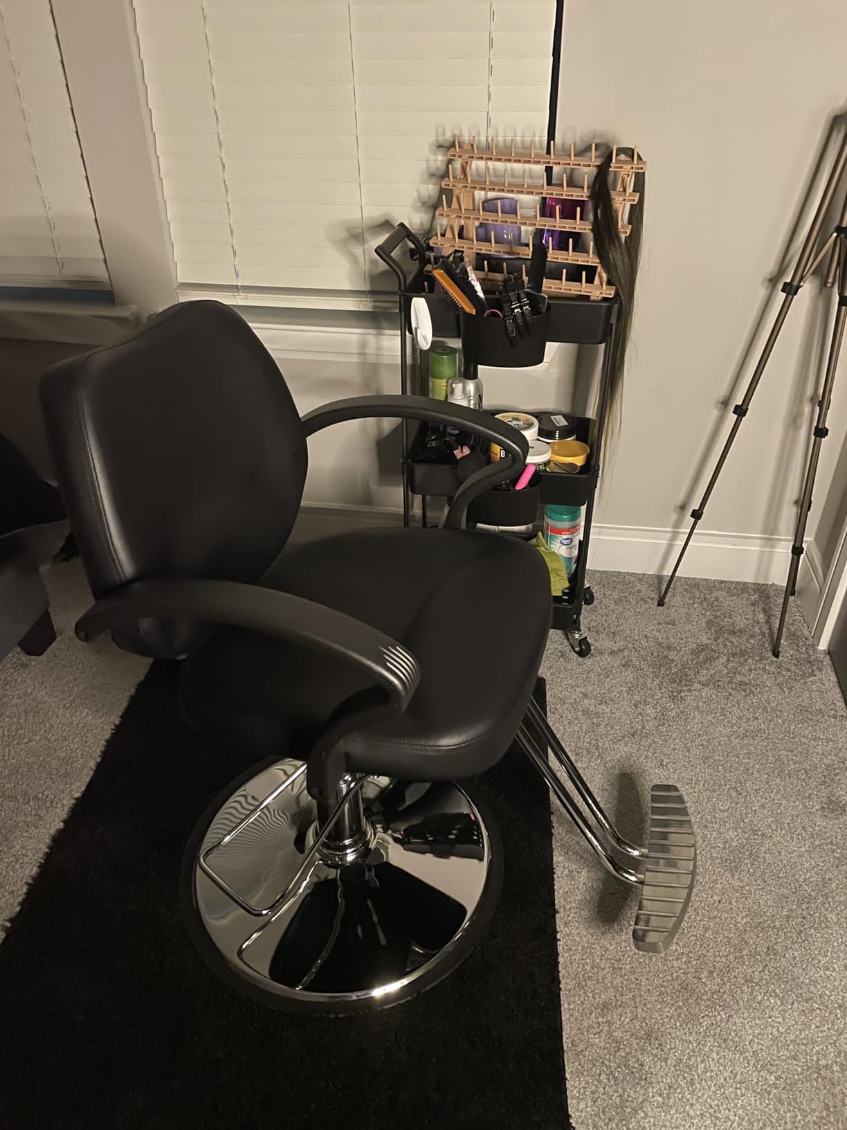 BestMassage Barber Chair Hydraulic Styling Chair PU Leather Adjustable Height Footrest Anti-Slip Chrome Base Heavy-Duty Steel Frame Black for Hair Stylists & Home Use customer photo 2