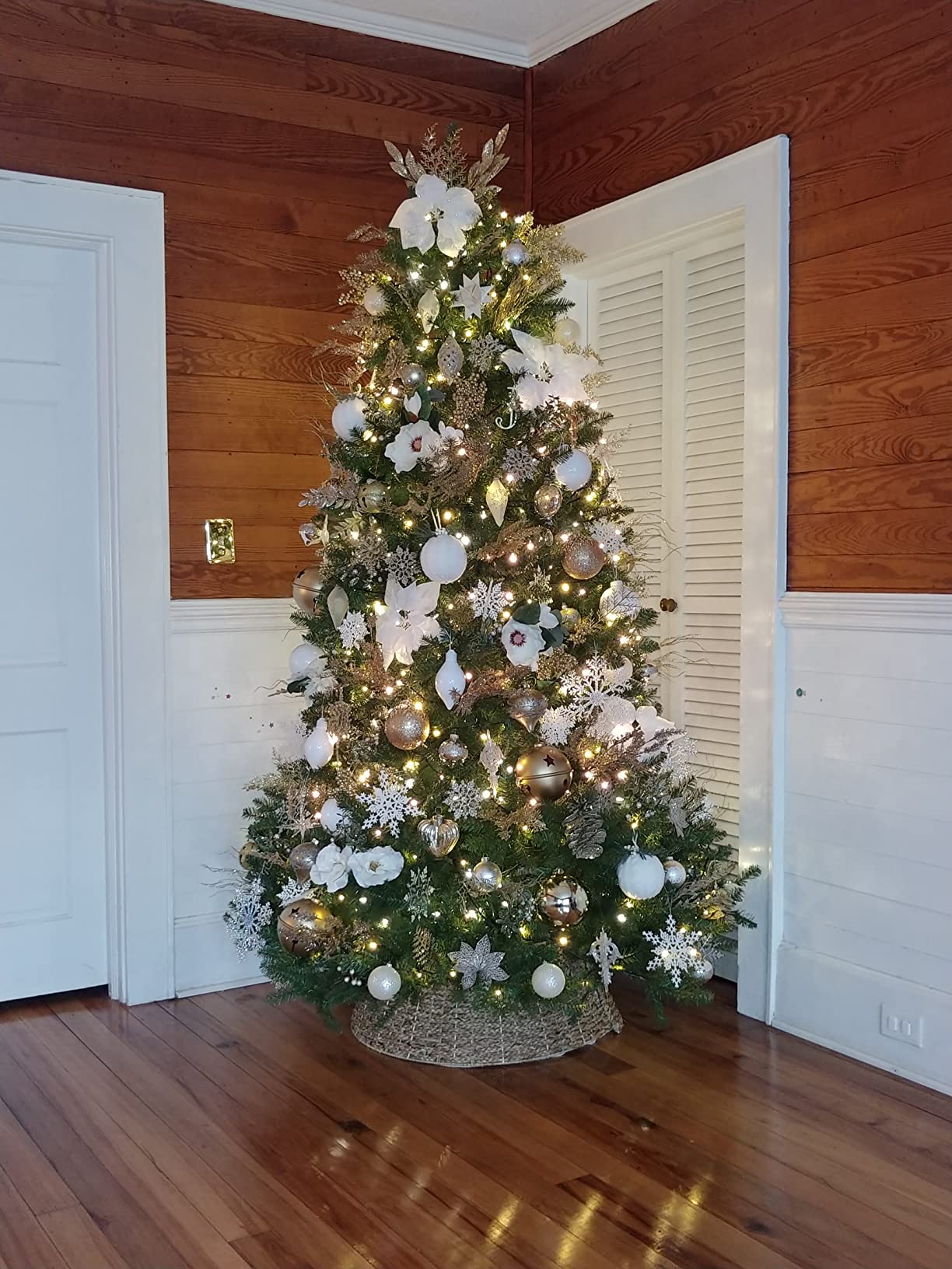 National Tree Company 9 ft Unlit Dunhill Fir Full Artificial Christmas Tree, 4,026 Tips, Includes Stand, Green customer photo 2