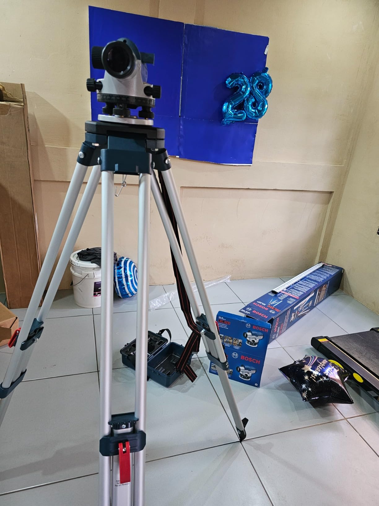 Leica Geosystems GOL 32CK 32X Automatic Optical Level Kit, Includes Aluminum Tripod, Grade Rod, Plumb Bob, Tool Kit, and Carrying Case customer photo 2