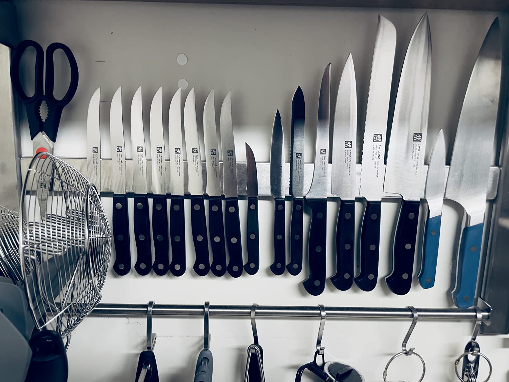 Twin Gourmet Classic 18-pc Knife Block Set, German Stainless Steel, 3 Rivet Handle, No-Stain, Includes Shears Honing Steel, Made in Spain customer photo 2
