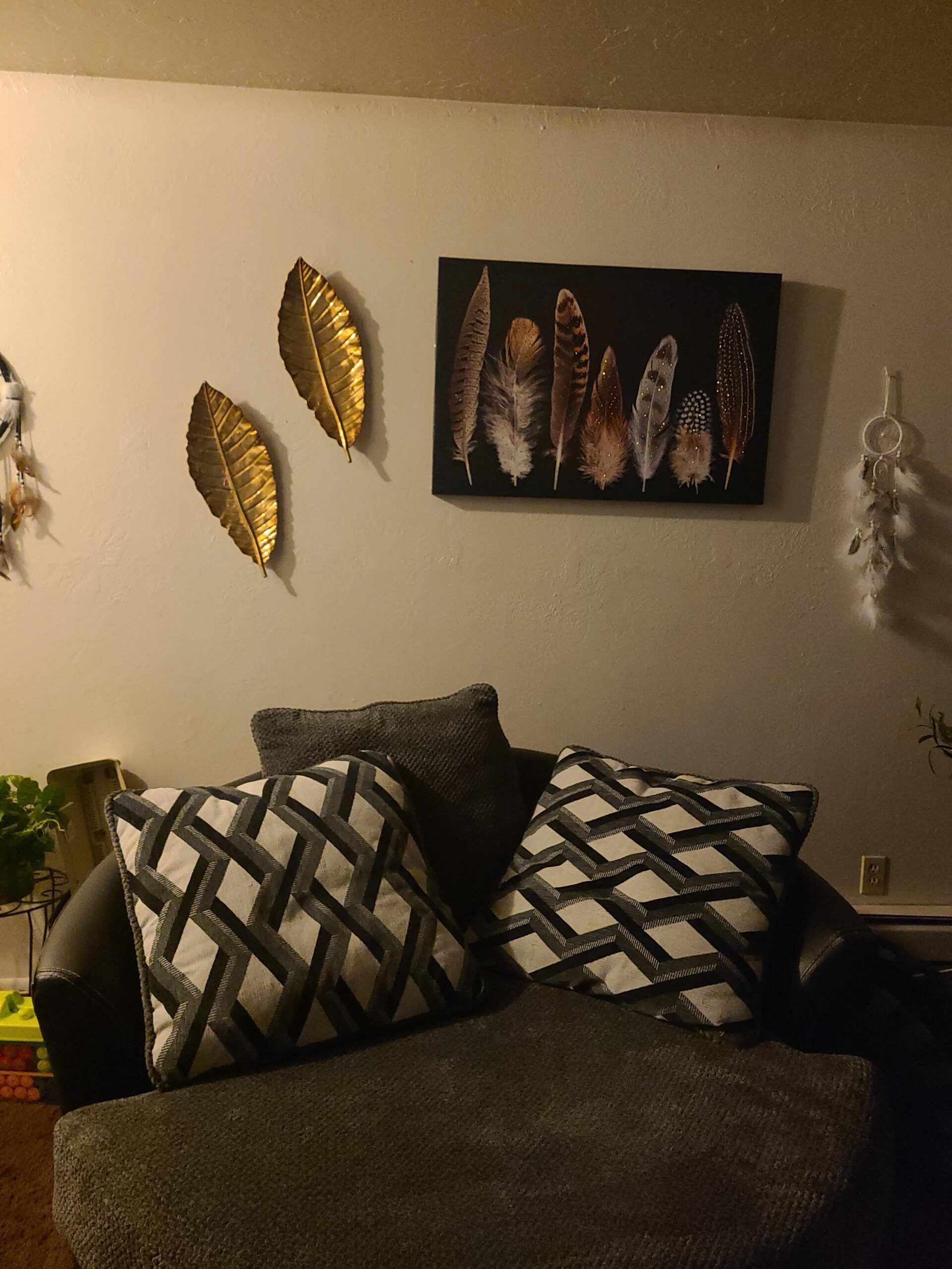 Stratton Home Decor Elegant Leaf Wall Decor - Gold Metal, Nature-Inspired with Shimmery Finish - Hand-Painted Art - Dimensions: 8.46