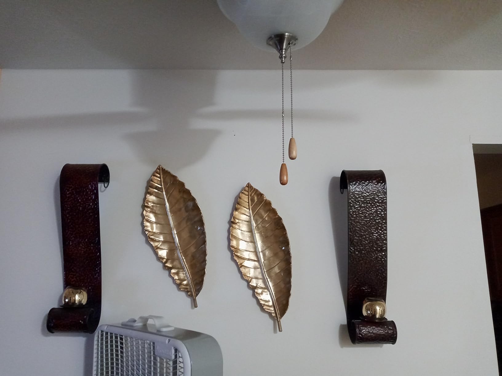 Stratton Home Decor Elegant Leaf Wall Decor - Gold Metal, Nature-Inspired with Shimmery Finish - Hand-Painted Art - Dimensions: 8.46