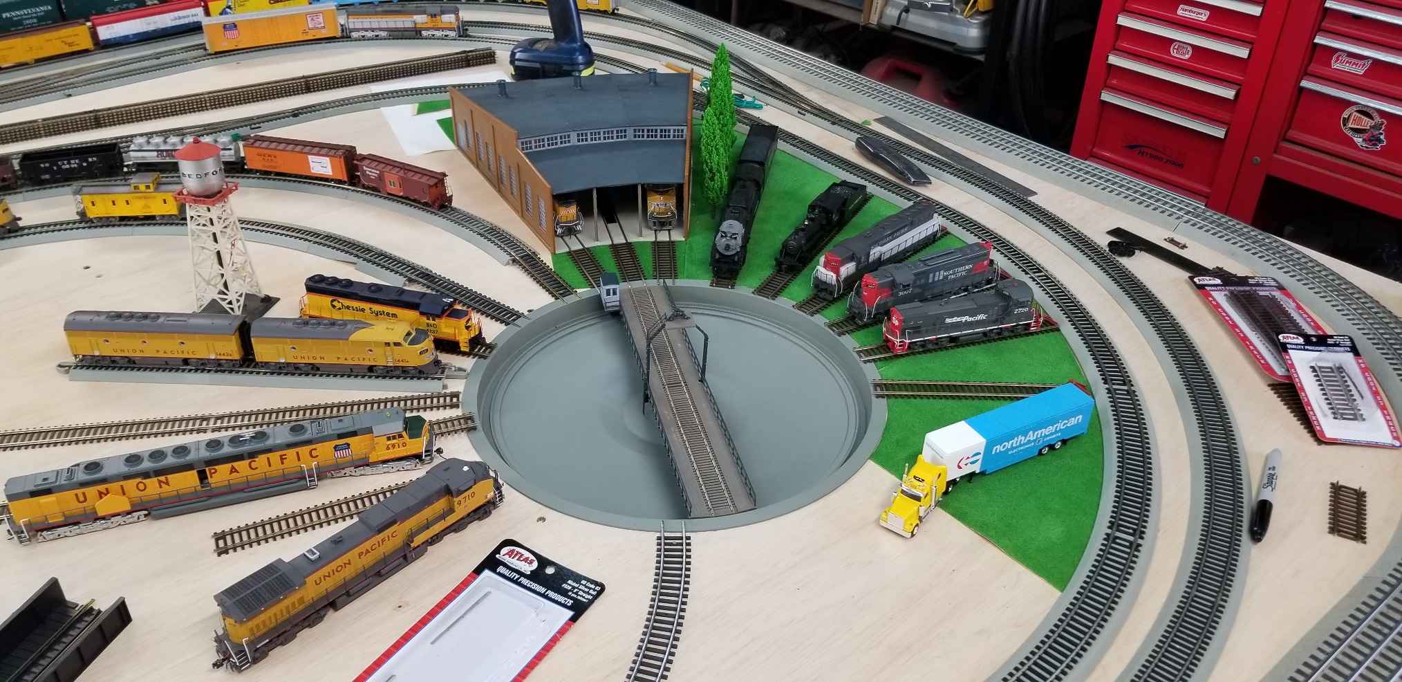 Walthers Cornerstone Motorized 110' Turntable with DCC, HO Scale customer photo 1
