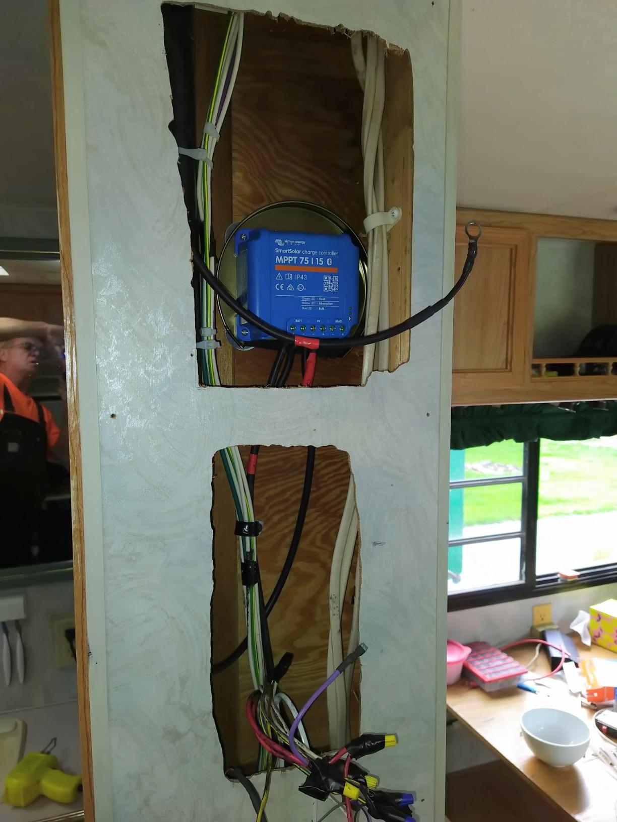 Victron Energy SmartSolar MPPT Solar Charge Controller (Bluetooth) - 75V, 15 amp, 12/24-Volt customer photo 1