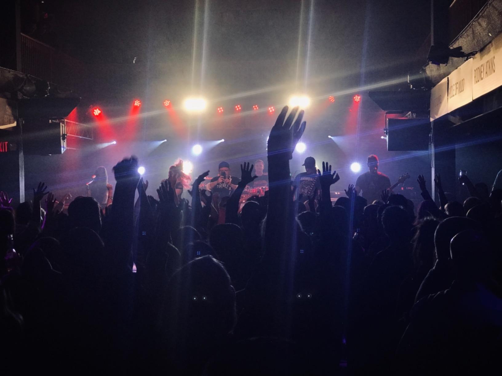 BETOPPER Stage Spotlights, 100W LED DMX Lights, Warm & Cold White Spot Lights COB Stage Lighting, Strobe Lighting for Church, Parties, Wedding, Theatre, Live Events, Stage etc.(1 Pack) customer photo 1