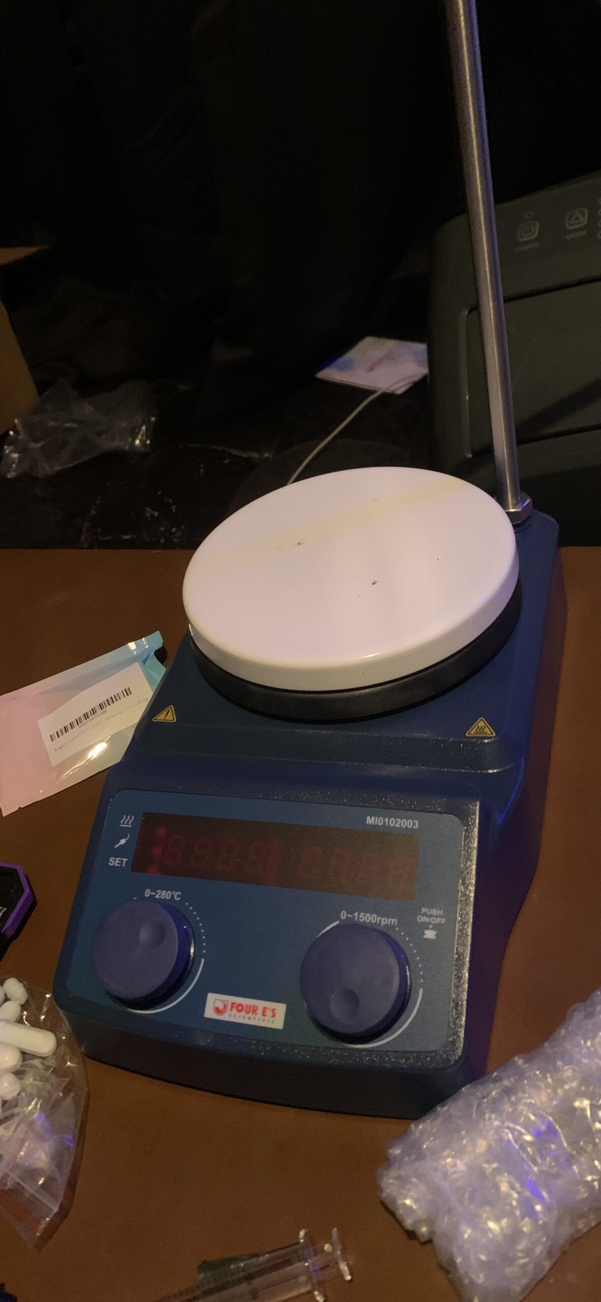 FOUR E'S SCIENTIFIC 5 inch Magnetic Stirrer Hot Plate with Temp Probe Holder Ceramic Coated Lab Stirrers 280C/536F 100-1500RPM Max 5L Stirring Capacity 110V 600W customer photo 1