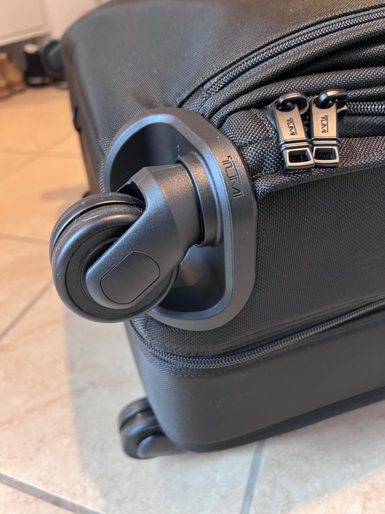 TUMI Alpha Extended Trip 4 Wheeled Garment Bag - 4-Wheeled Clothing Bag for Hanging Suits, Dresses & Coats - With TSA Lock - Black customer photo 1