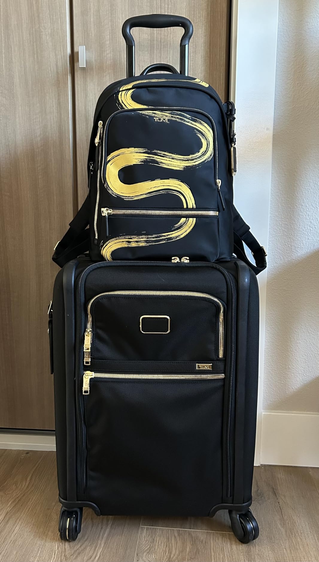 Alpha Large Dual Access Expandable 4-Wheeled Carry-On Luggage - Zip Expansion, Travel Suitcase - TSA Lock Tracer customer photo 1