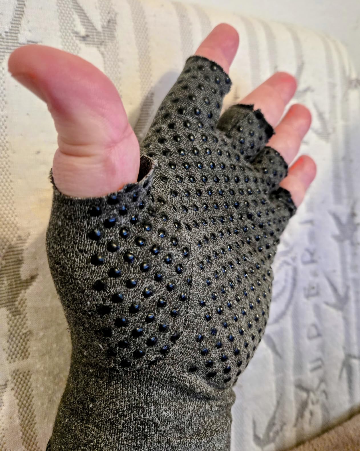 DRNAIETY 2 Pairs Arthritis Compression Gloves- for Hand Arthritis, Carpal Tunnel Pain, Rheumatoid Arthritis, RSI, Fingerless, Anti-Slip, Breathable Gloves for Men & Women, Typing, Daily Use(M, Gray) customer photo 2
