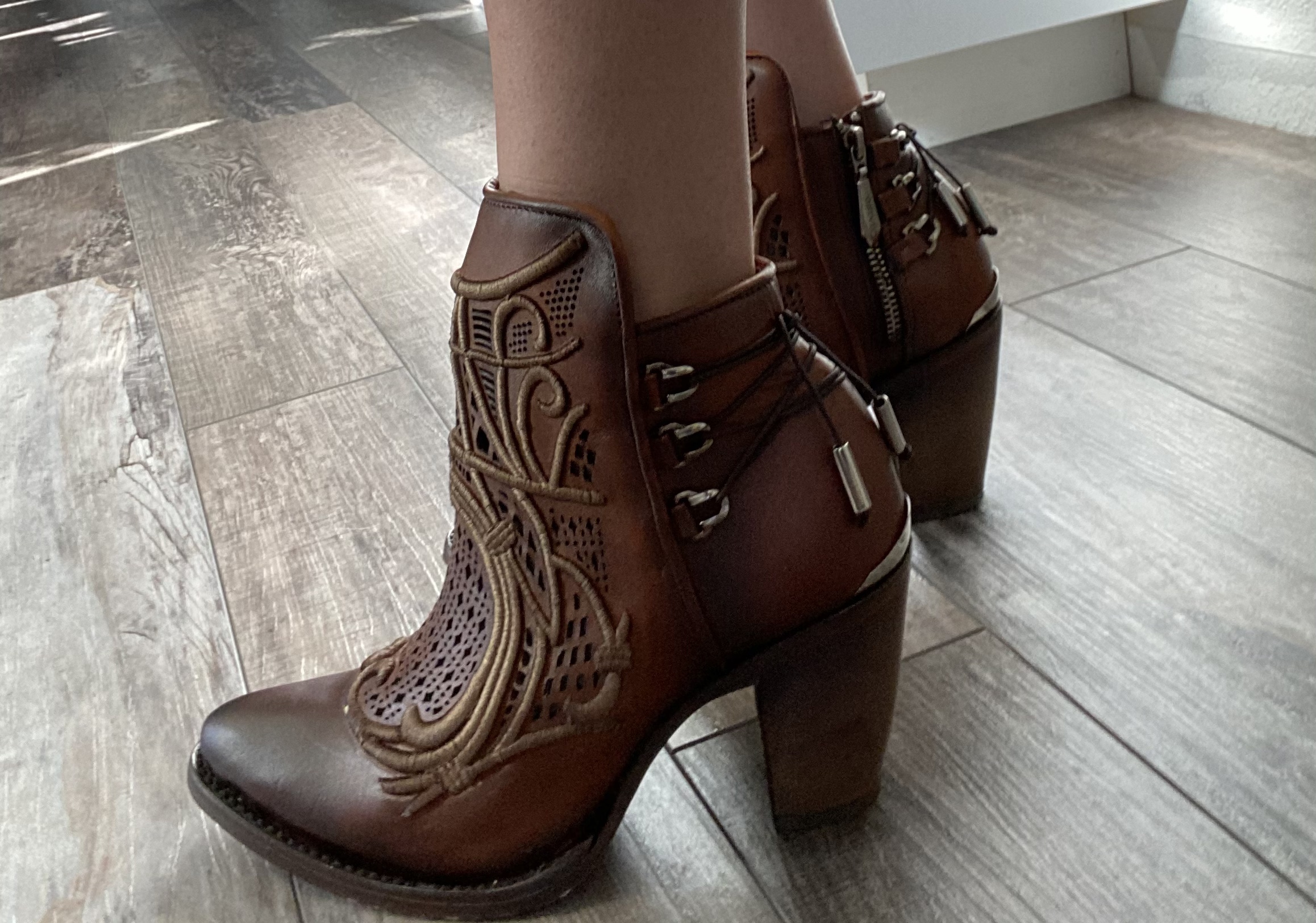 Cuadra Women's Bootie in Genuine Leather with Embroidery and Zipper Brown, 3F48RS customer photo 2