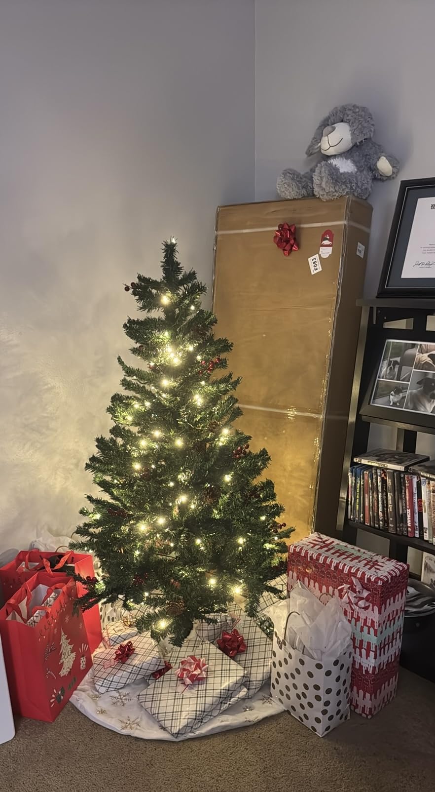 Best Choice Products 9ft Pre-Lit Pre-Decorated Spruce Hinged Artificial Christmas Tree w/ 2,128 Tips, Pinecones, Berries, 900 Lights customer photo 2
