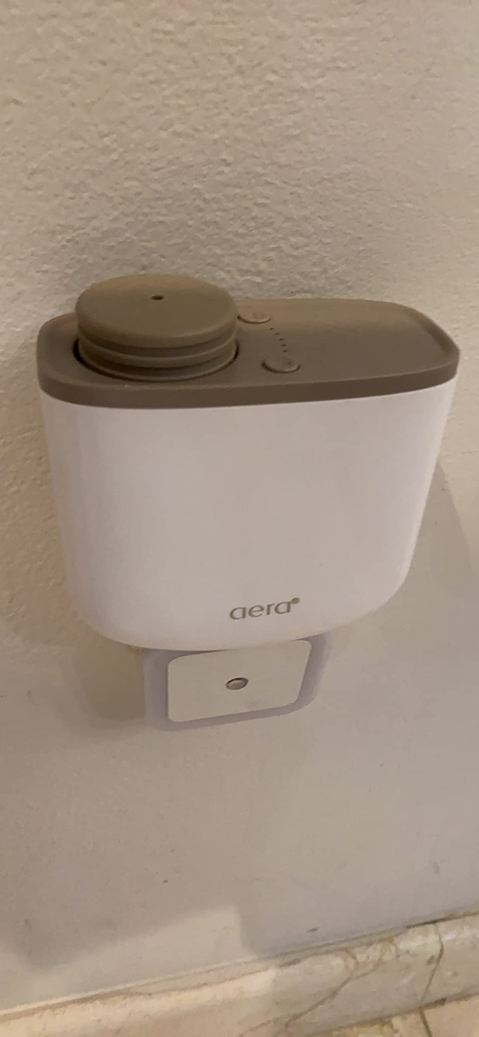 Aera Waterless Essential Oil Diffuser for Large Rooms (500-1000 Sq Ft) + Wi-Fi App & Alexa Control - Hypoallergenic Luxury Home Scent System (Fits 25mL Capsules -Sold Separately) - White customer photo 2
