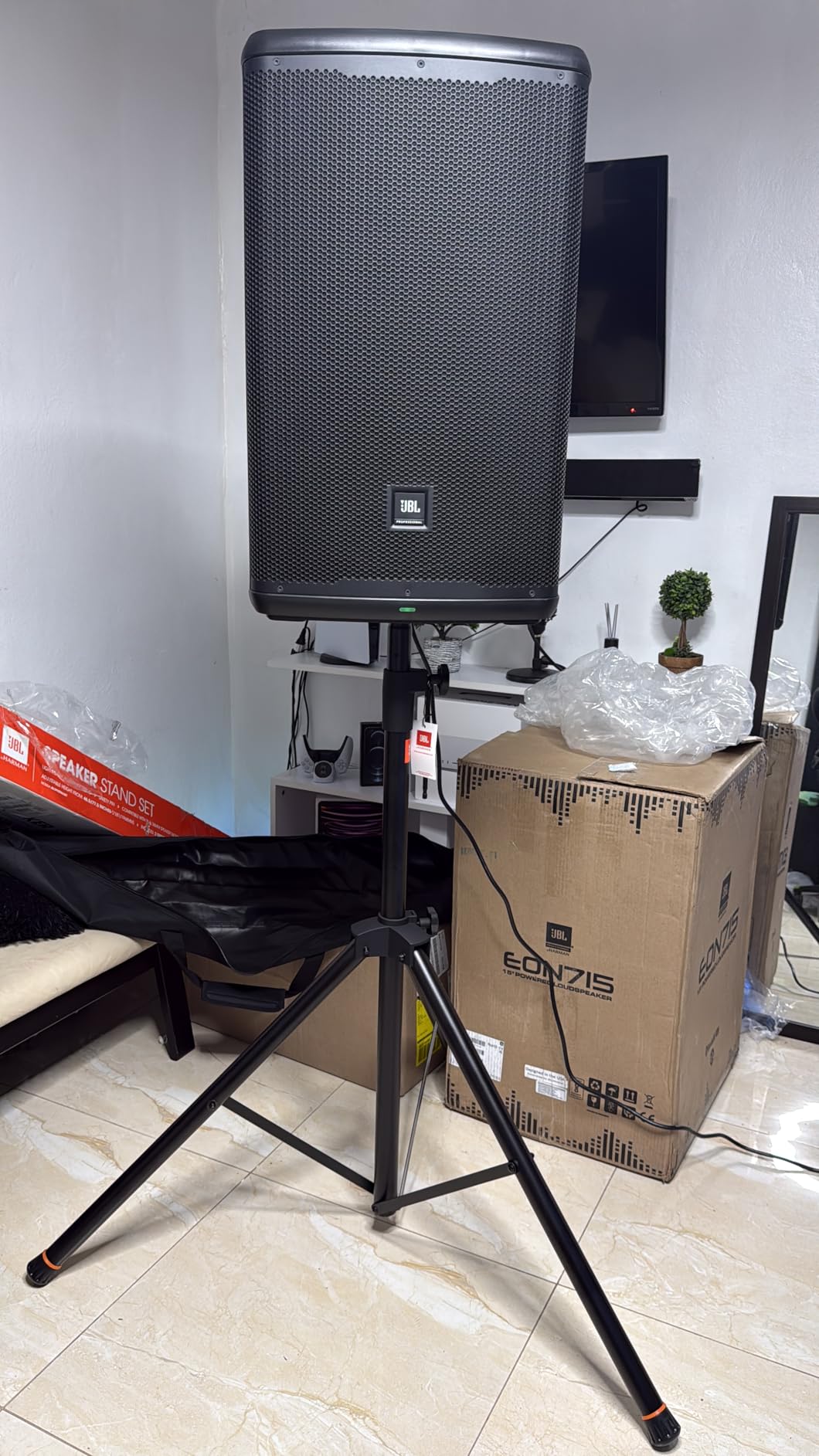 JBL Professional EON718S Powered PA Subwoofer with Bluetooth, 18-inch, Wired Electric, Black customer photo 1