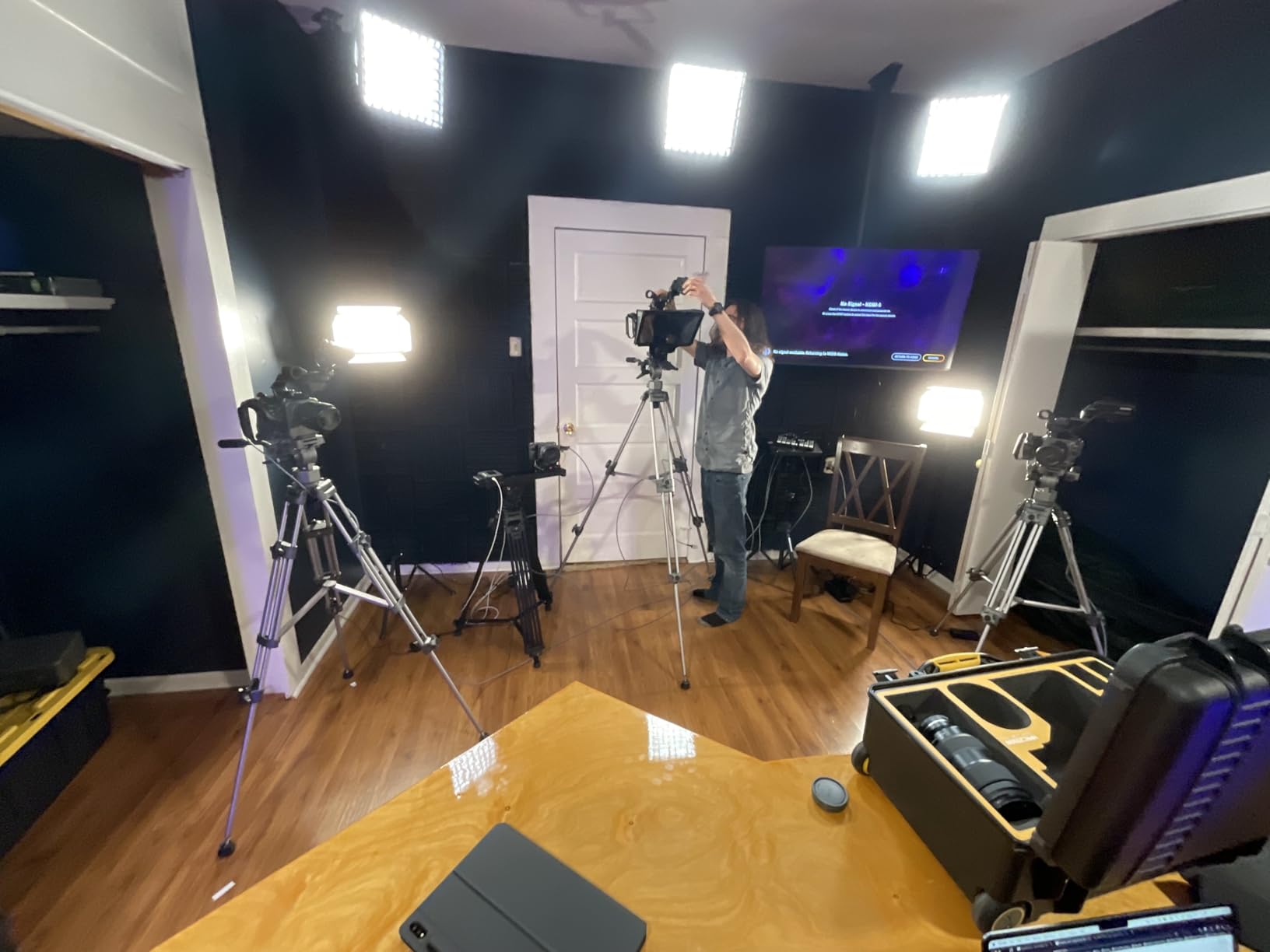 Lume Cube Studio Panel 2-Point Lighting Kit, Edge Lit LED Bicolor Light Panels 3200k - 5600k, Rechargeable Lithium Battery, Adjustable Color, Brightness, 70 inch Stands, Wireless Remote Included customer photo 1