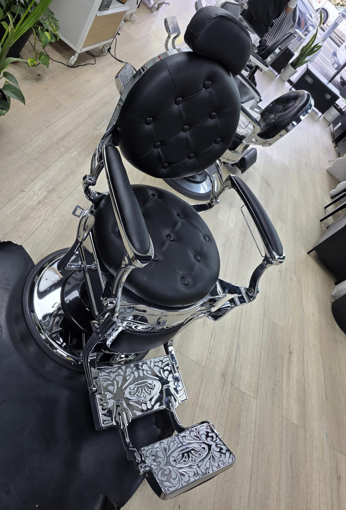 Winado Heavy Duty Vintage Recline Barber Chair Hydraulic with Headrest, Supports up to 700lbs & 360°Rotatable, Professional Salon Beauty Spa Shampoo Equipment (Button Style) customer photo 2