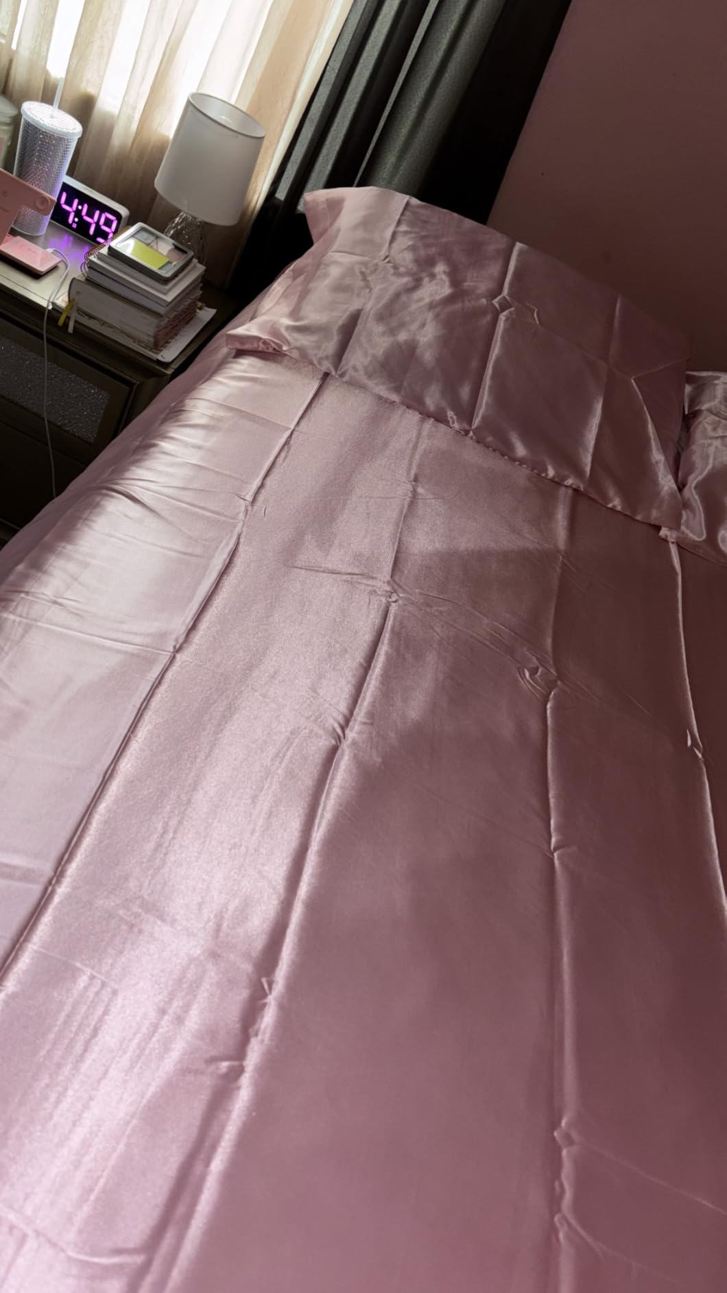 Love's cabin Satin Queen Sheets Set - 4 Piece Pink Silky Bed Sheets Set with Deep Pocket, Luxury Silk Feel Satin Queen Size Sheet Set (1 Flat Sheet, 1 Fitted Sheet, 2 Pillow Cases) customer photo 1
