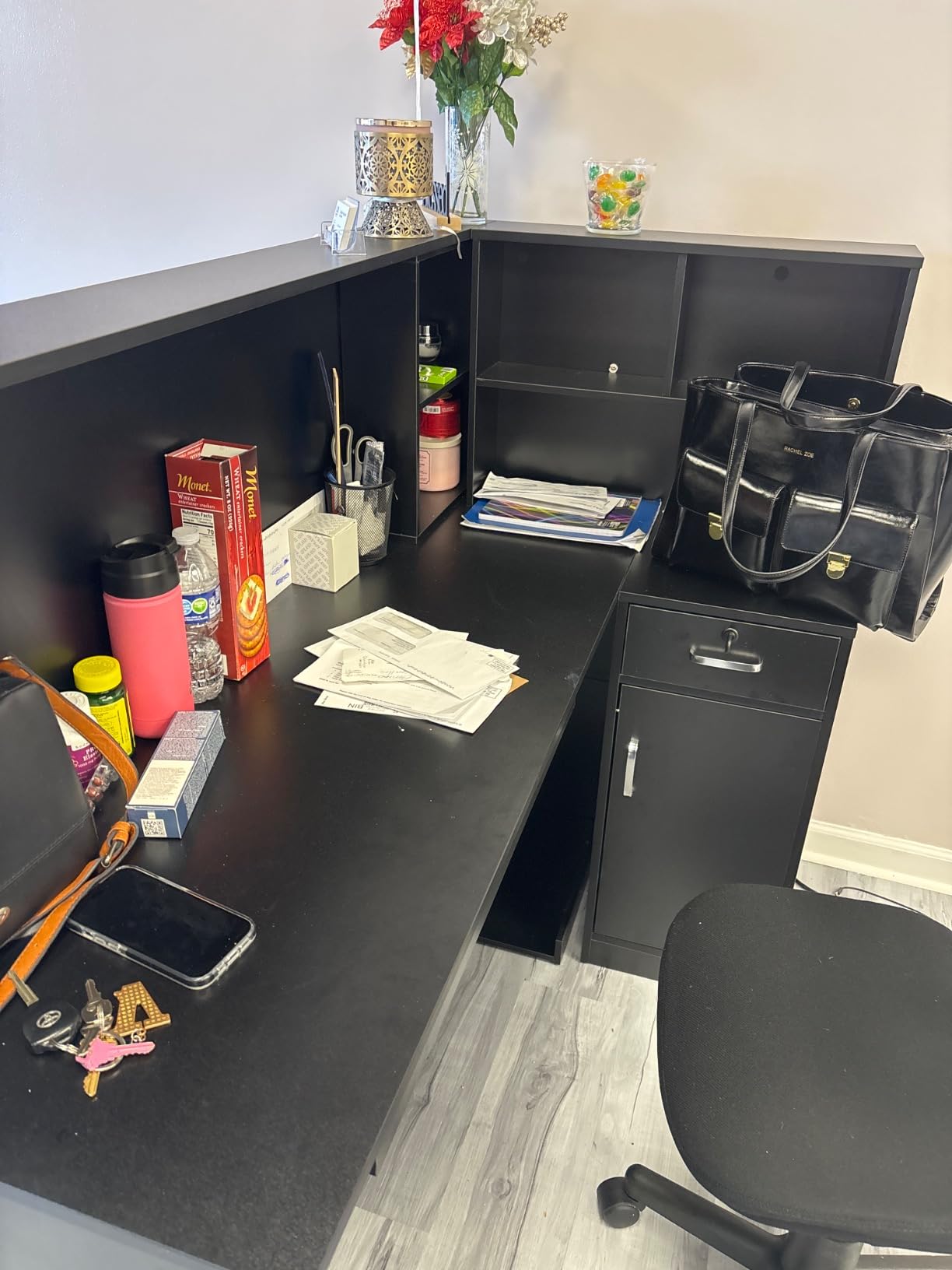 Hitow Modern Reception Desk Counter Table, L-Shaped Reception Room Front Desk with Lockable Drawer & Open Shelves, Retail Counter for Salon Checkout Office, Black (55.9