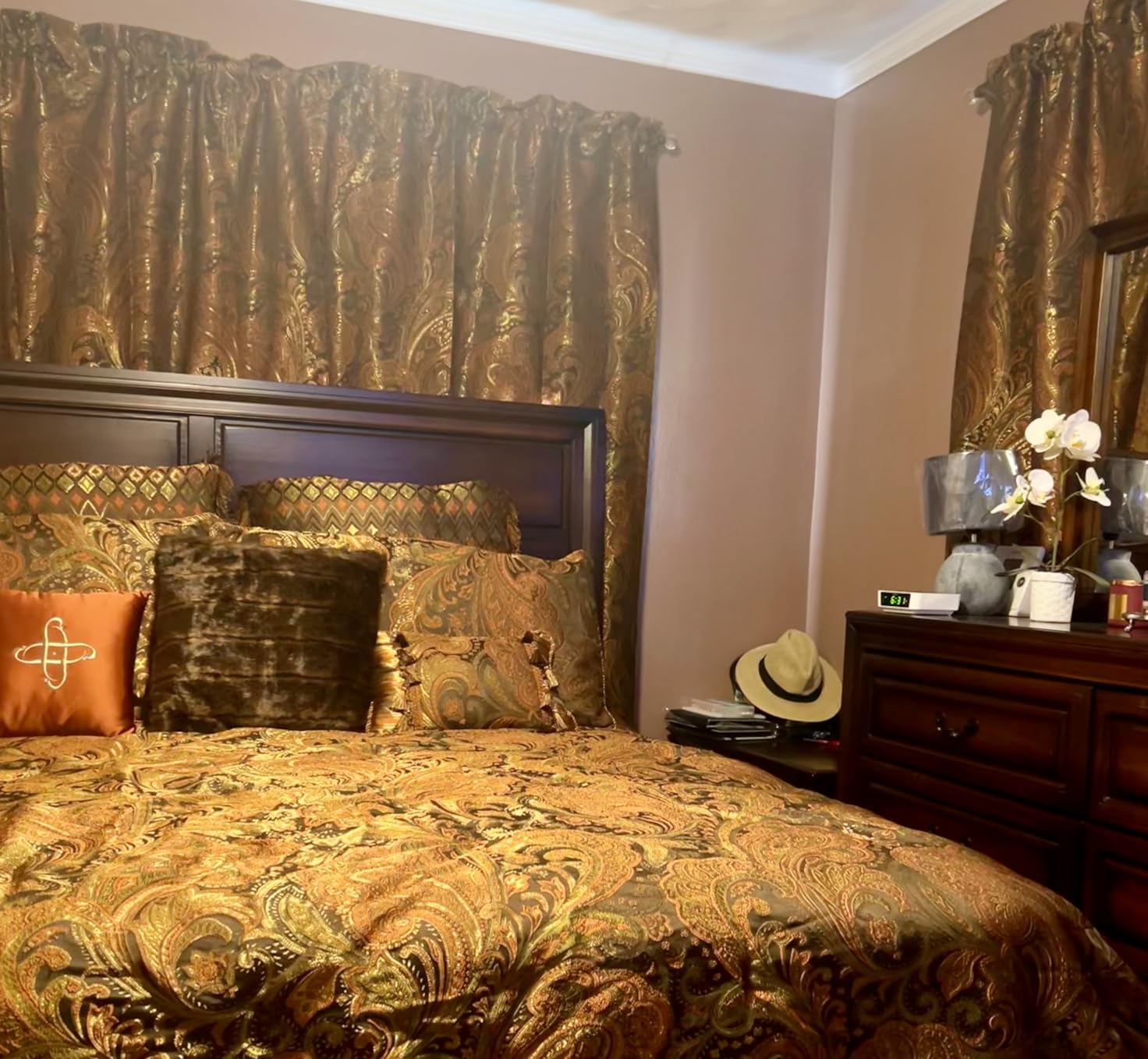 Loom and Mill 9-Piece Jacquard Comforter Sets King, Classic Paisley Design Bed in a Bag, Luxury Vintage Damask Bedding Set with Euro Shams, Bedskirt, Filled Decorative Pillow for Home (King) customer photo 2