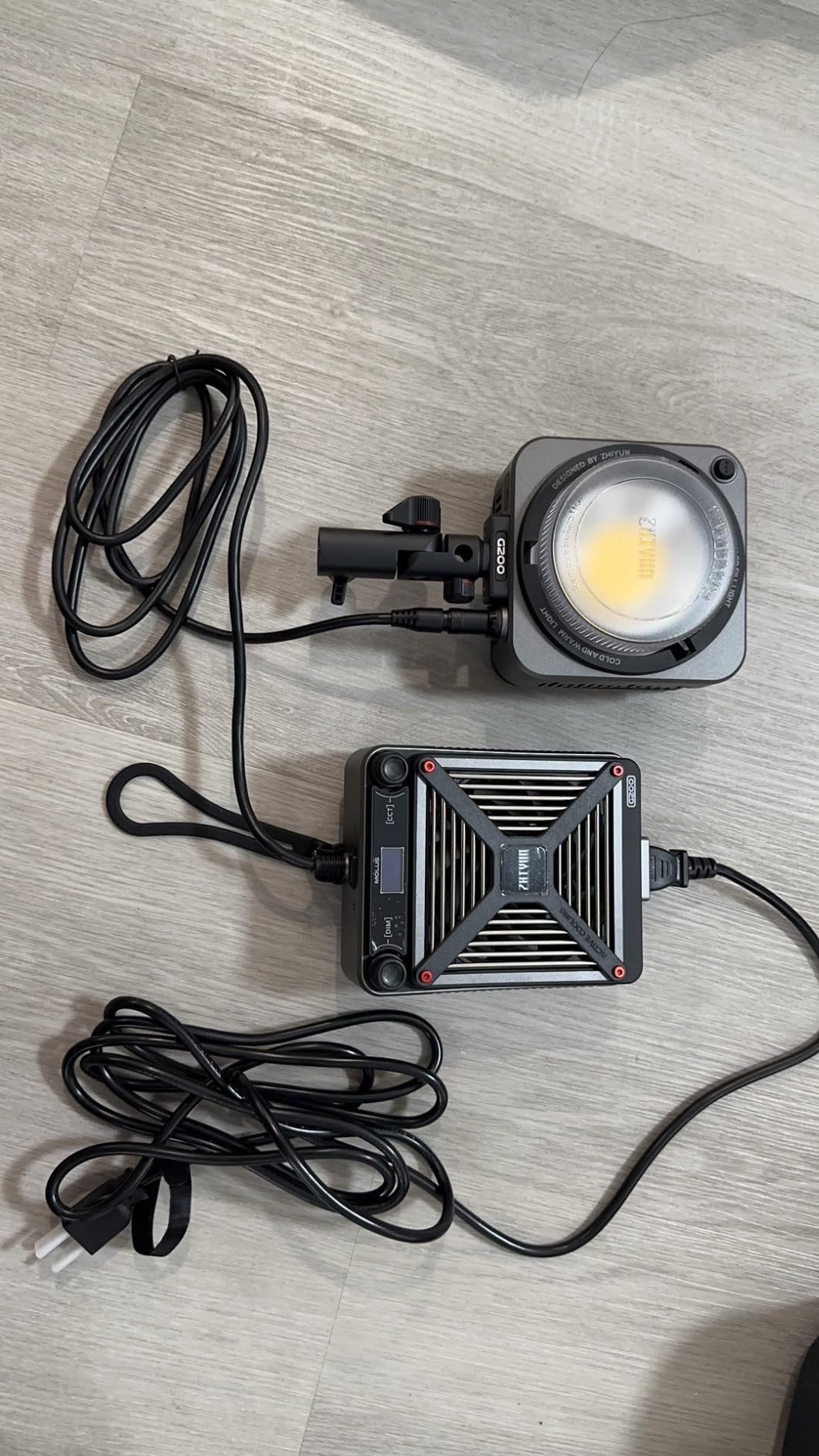 Zhiyun LED Video Light MOLUS G200 COB 200W Bowens Mount Continuous Output Light,Bi-Color 2700K-6500K,Peak Brightness 61500Lux w/ZHIYUN Reflector,ZY Vega App Control for Video Photography Live Stream customer photo 2