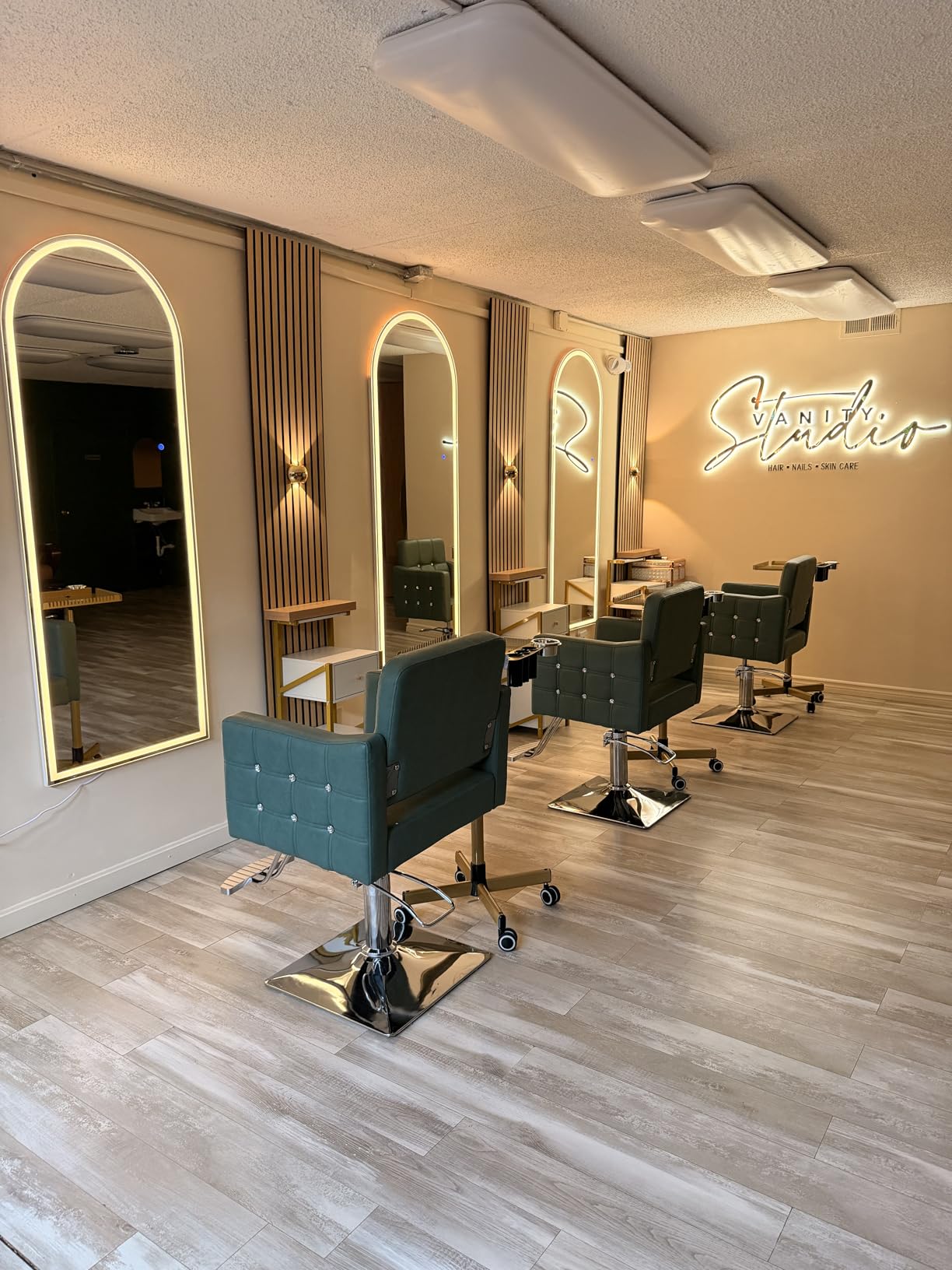 Bonnlo Salon Styling Chair for Hair Stylist Wide Seat, Hydraulic Barber Chair with Stainless Steel Footrest, Camel Hair Salon Chair Heavy Duty, Beauty Spa Cosmetology Shampoo Hairdressing Equipment customer photo 1