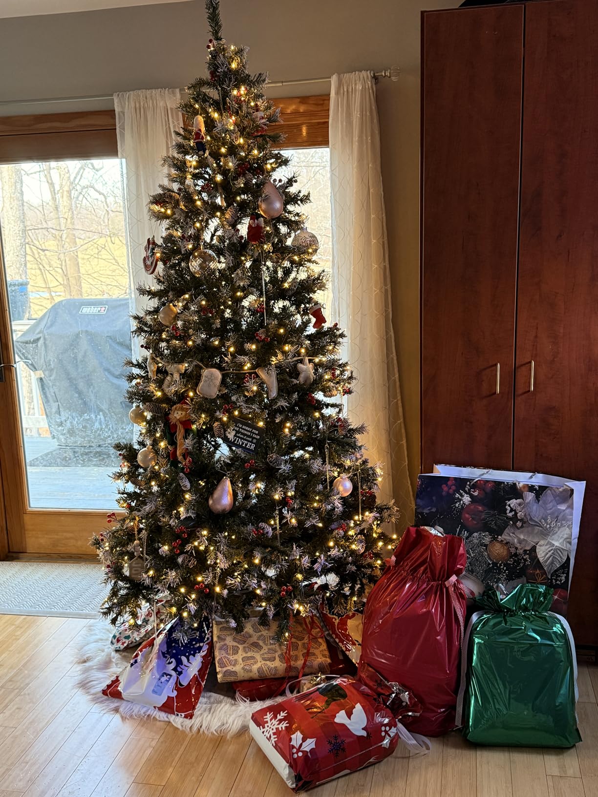 Goplus 9ft Pre-Lit Christmas Tree, Artificial Hinged Xmas Tree with 650 Warm-White LED Lights, 8 Lighting Modes, 1740 Branch Tips, Red Berries & Pinecones customer photo 1